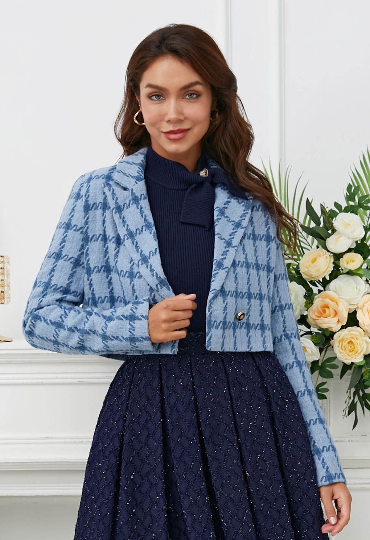 Blazer court à épaules rembourrées en tweed à carreaux bleu