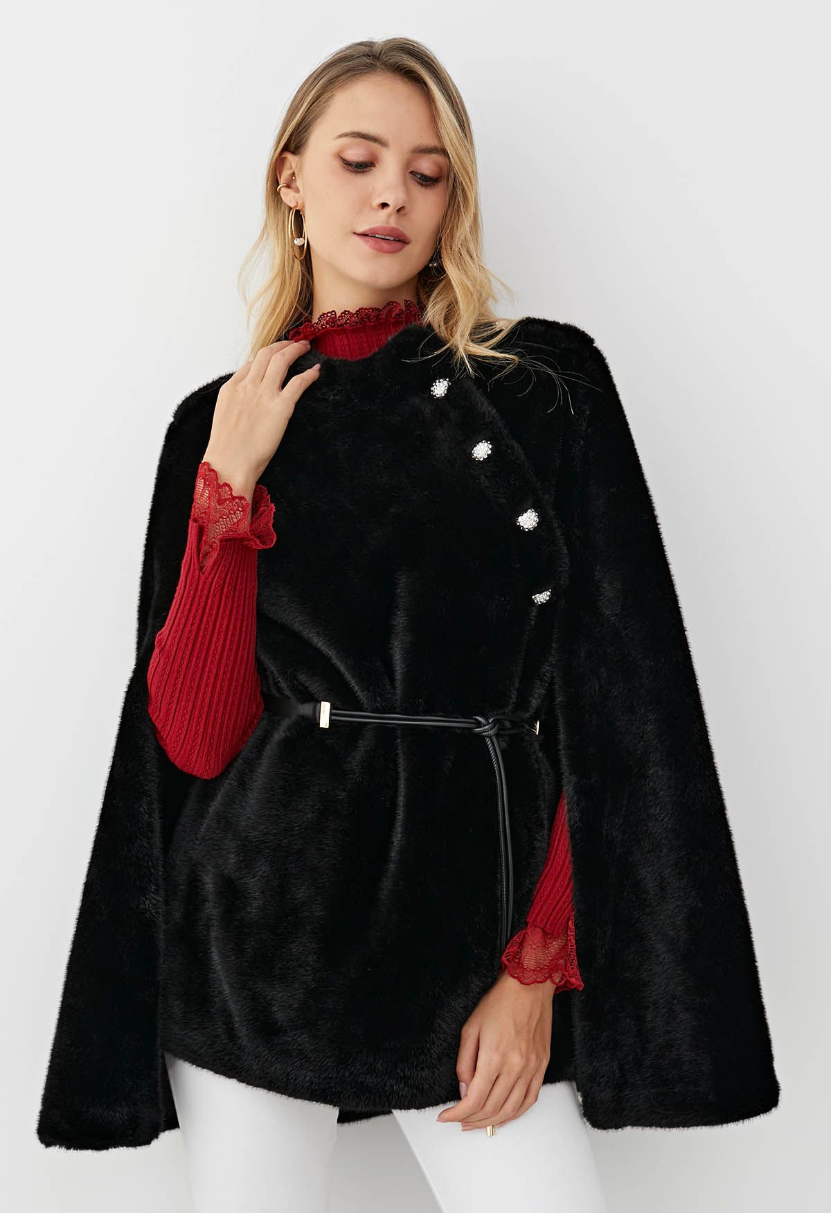 Manteau cape en fausse fourrure avec boutons en strass en noir