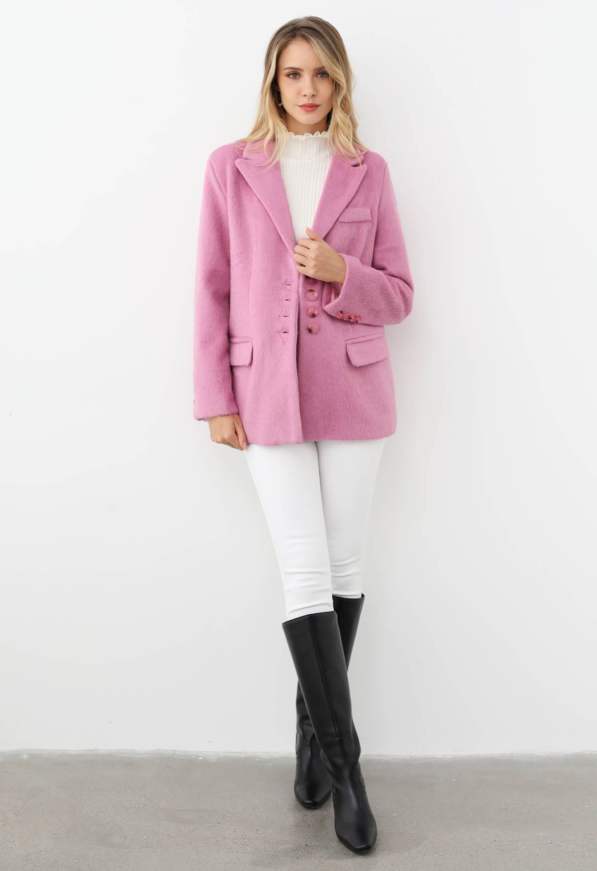 Manteau blazer boutonné en fausse fourrure à revers pointus en rose bonbon