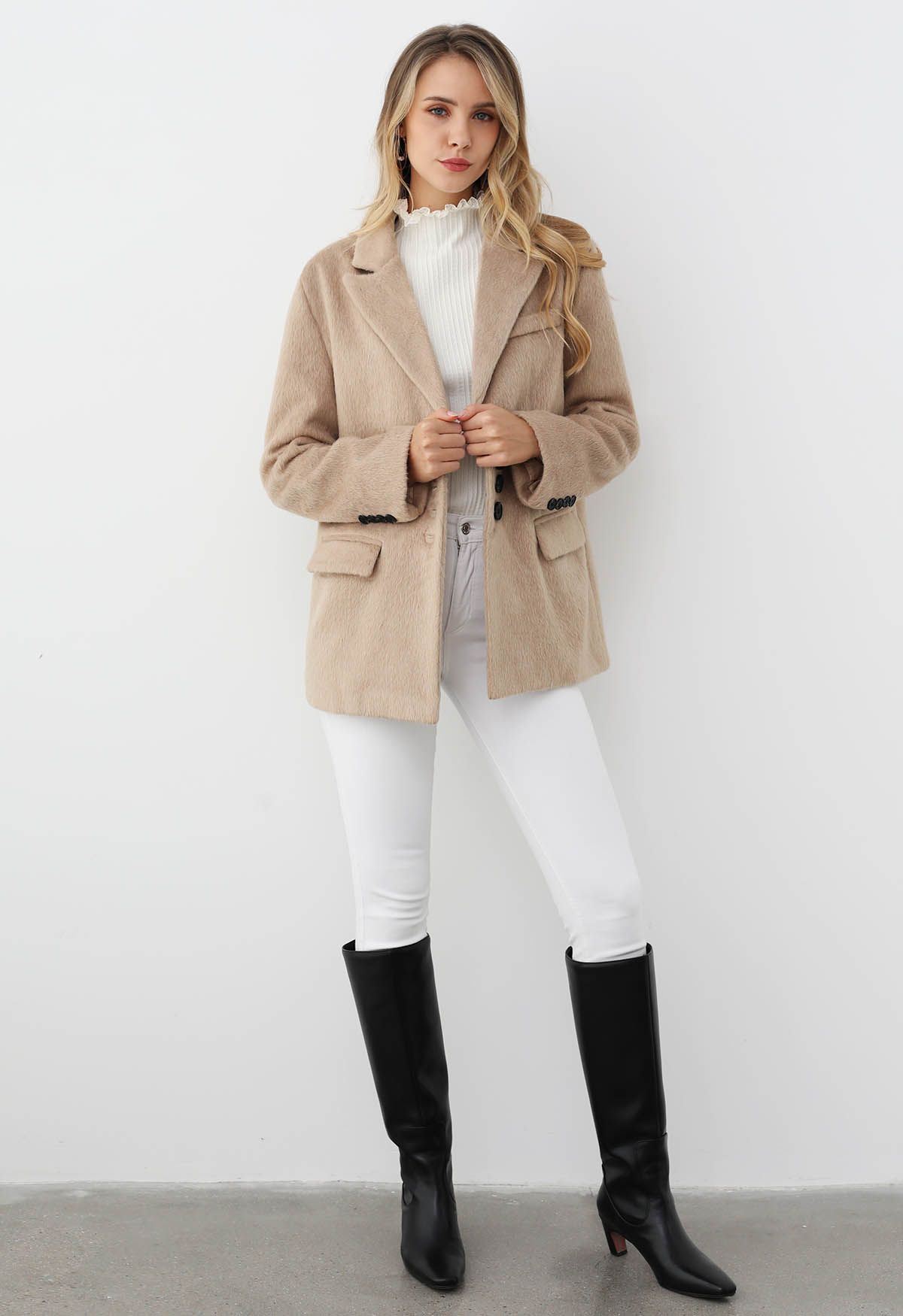 Manteau blazer boutonné en fausse fourrure à revers pointus en beige clair