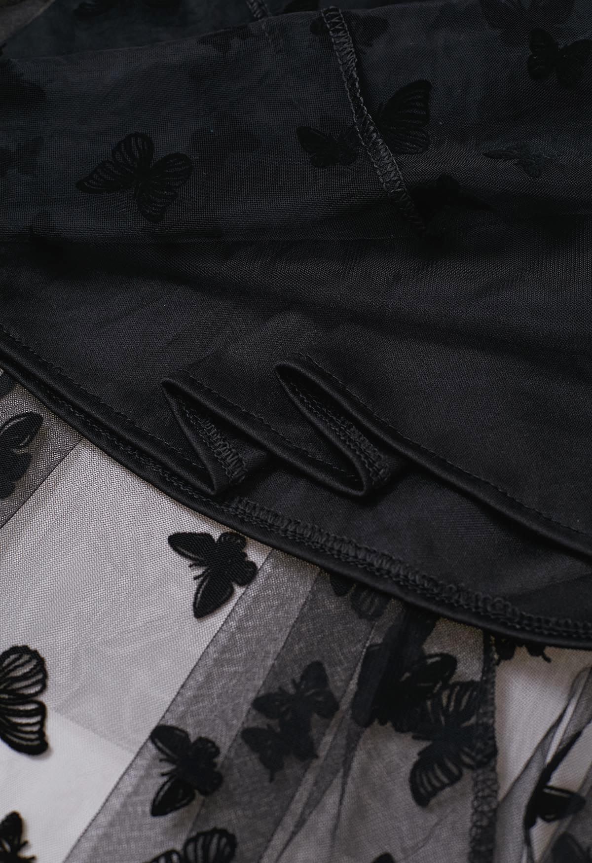 Jupe mi-longue en tulle à motif papillon valsé en noir