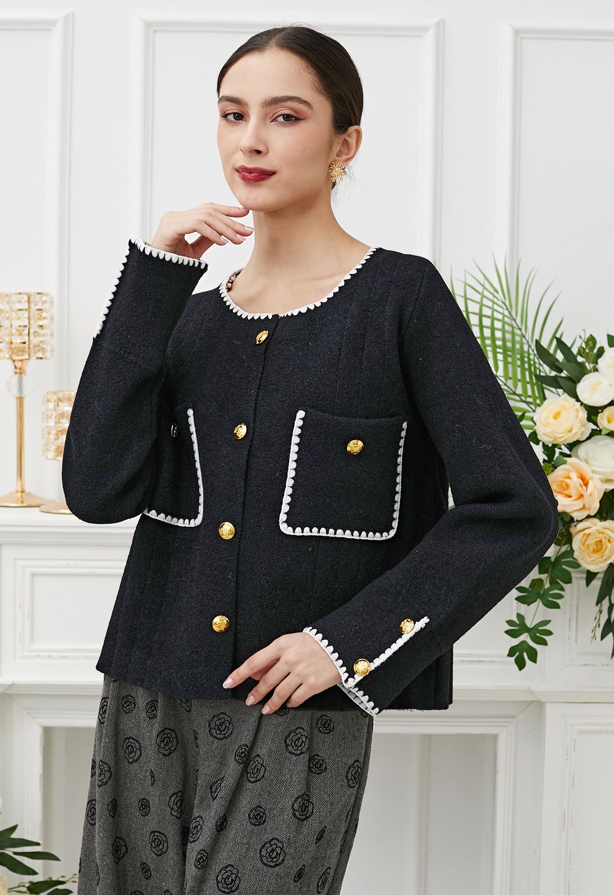 Cardigan boutonné en tricot avec bordure en point de surjet contrasté en noir