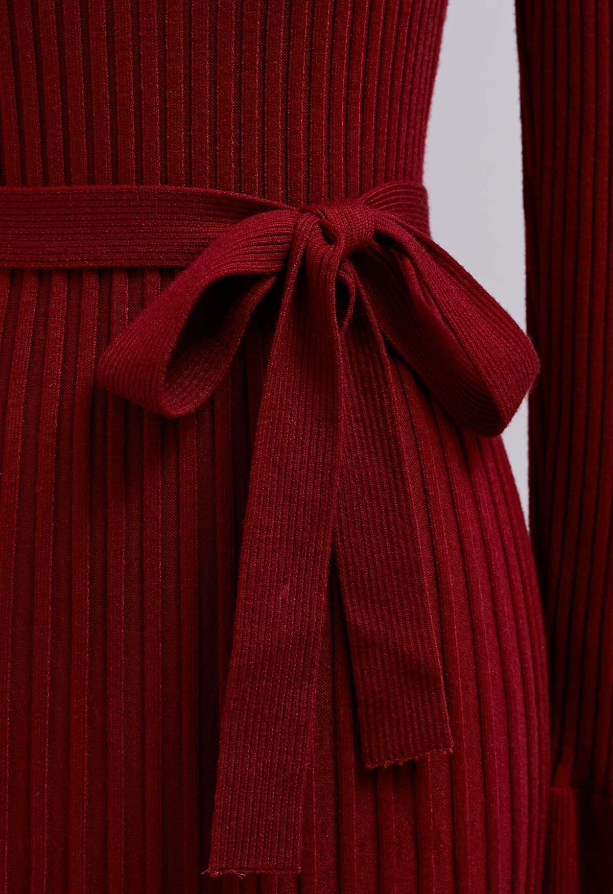 Robe en tricot côtelé avec ceinture à nouer et breloque à volants en rouge