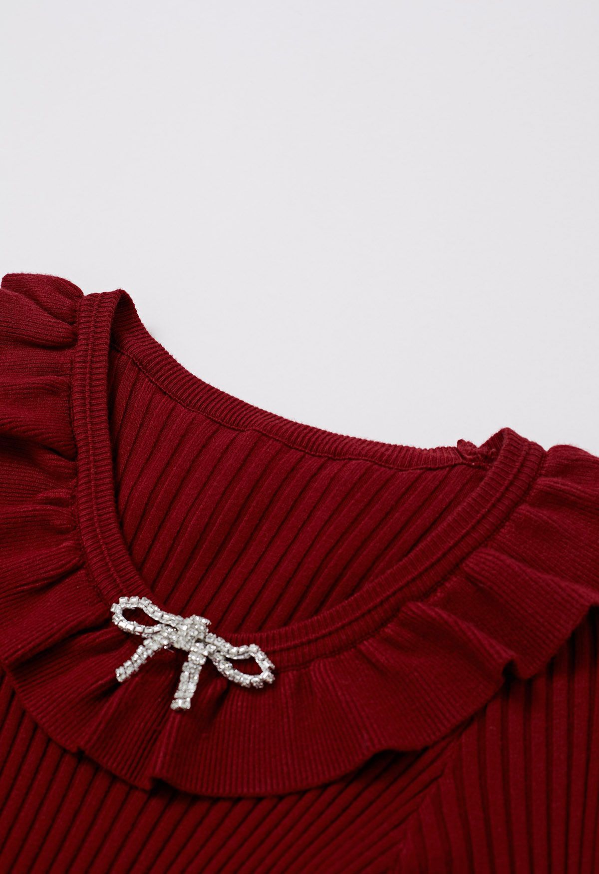 Robe en tricot côtelé avec ceinture à nouer et breloque à volants en rouge