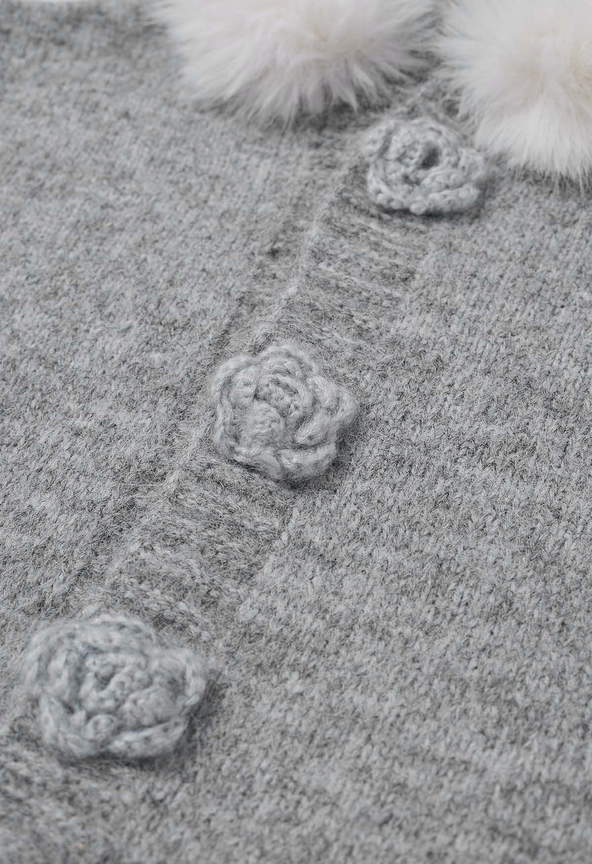 Cardigan à capuche en fausse fourrure avec boutons en forme de rose en gris