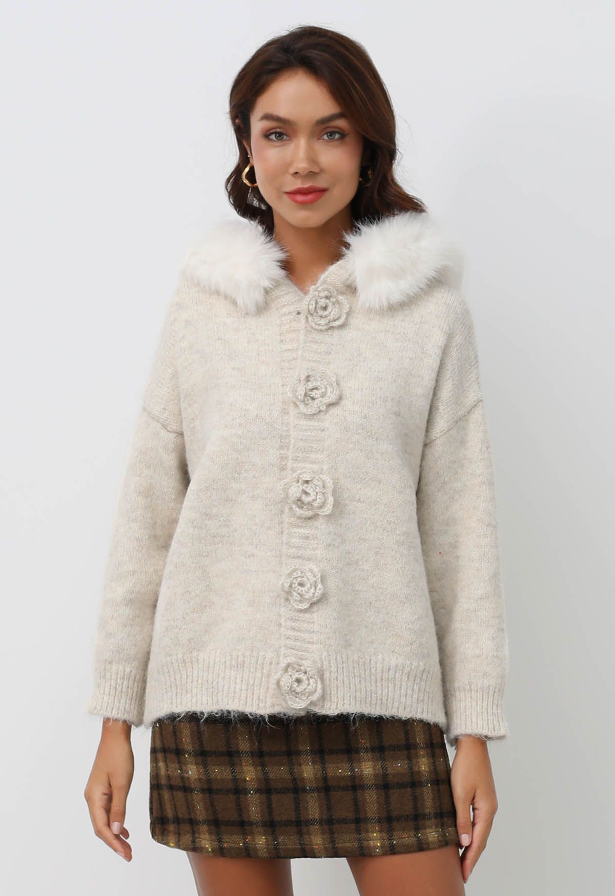 Cardigan tricoté à capuche en fausse fourrure avec boutons en forme de rose en flocons d'avoine