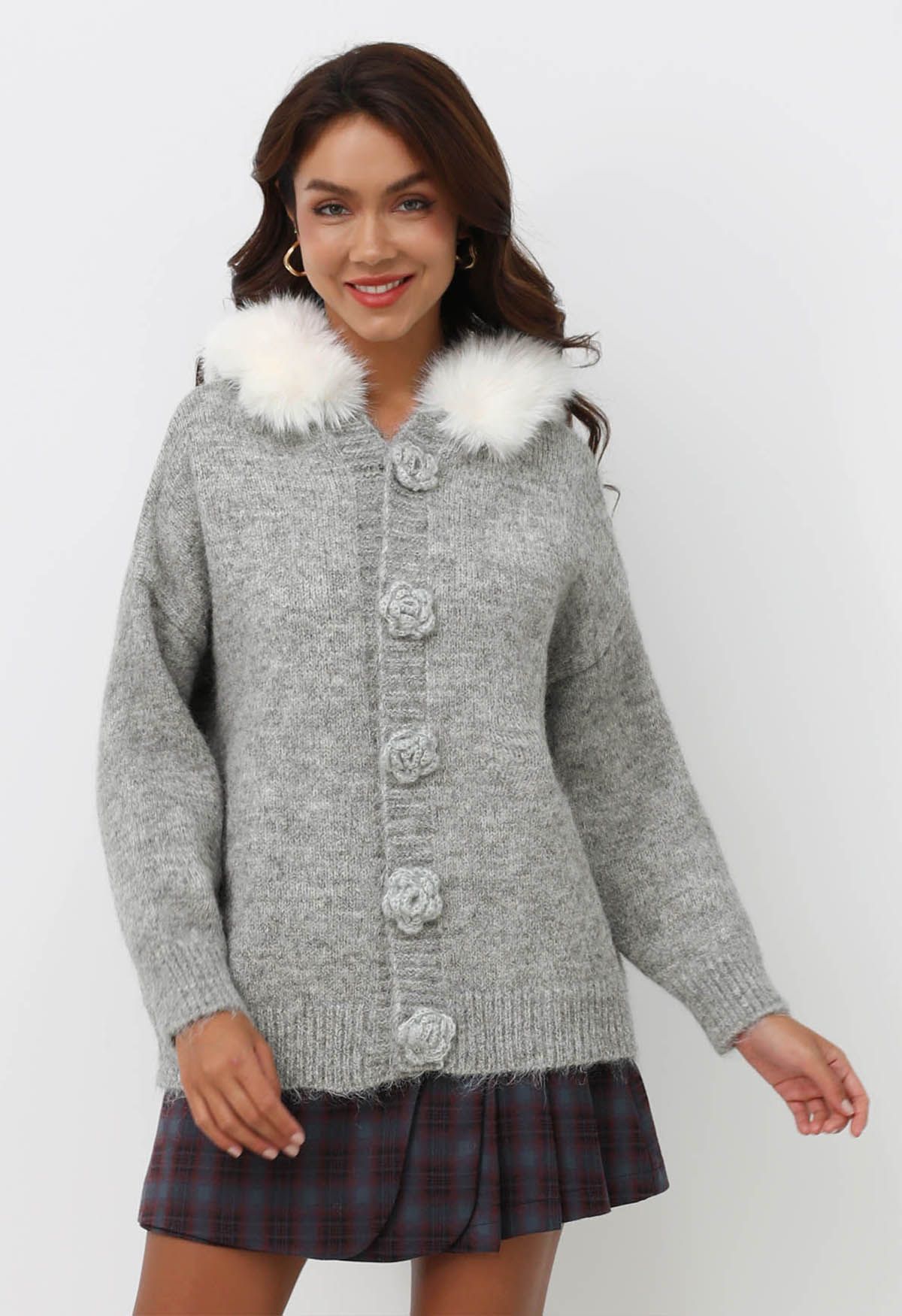 Cardigan à capuche en fausse fourrure avec boutons en forme de rose en gris