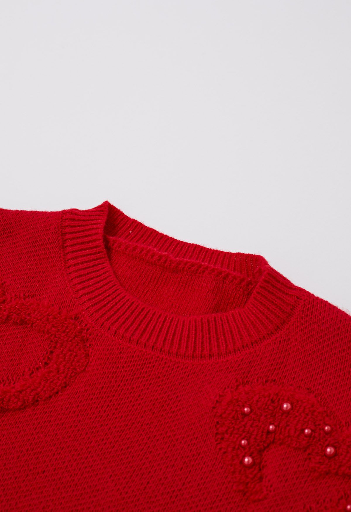 Pull oversize en maille jacquard avec bordure en perles et cœurs en rouge