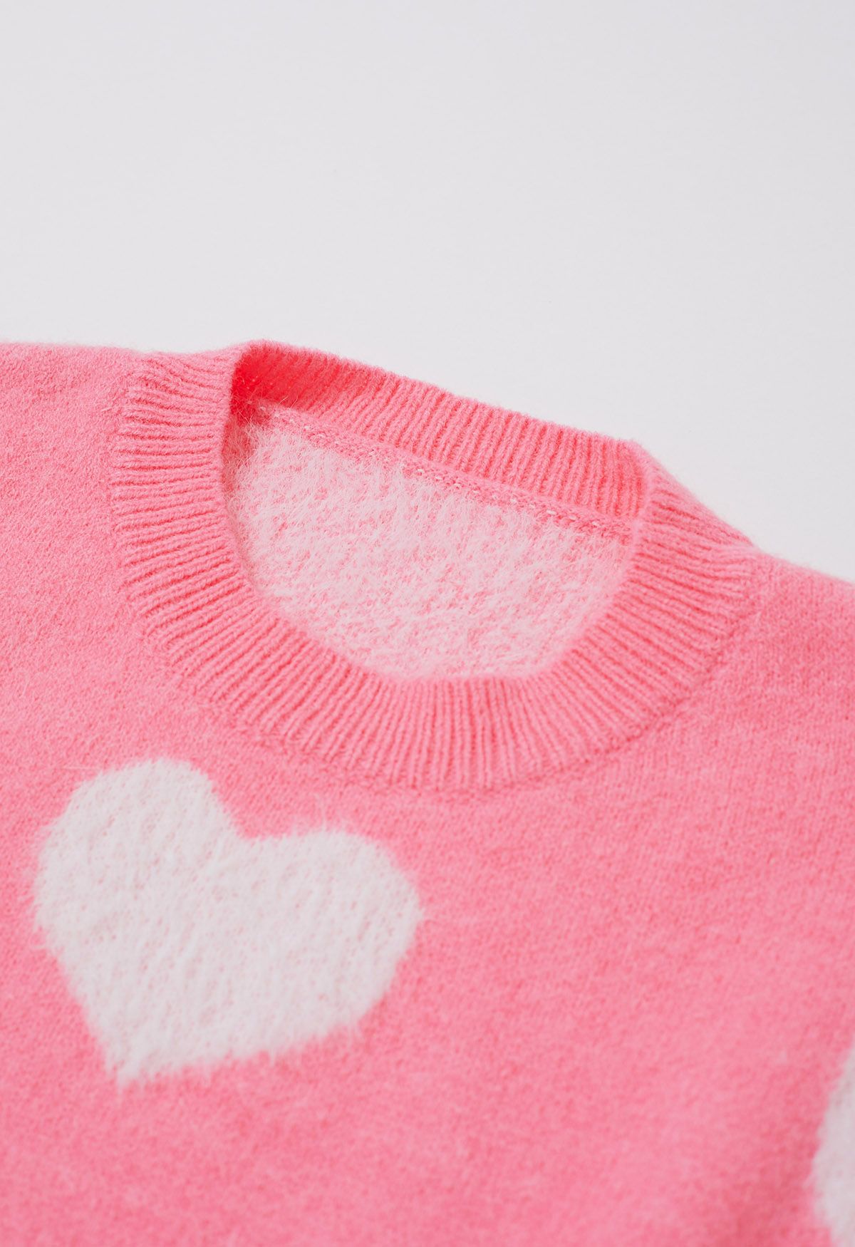 Pull ras du cou en tricot contrasté à motif cœur flou en rose bonbon