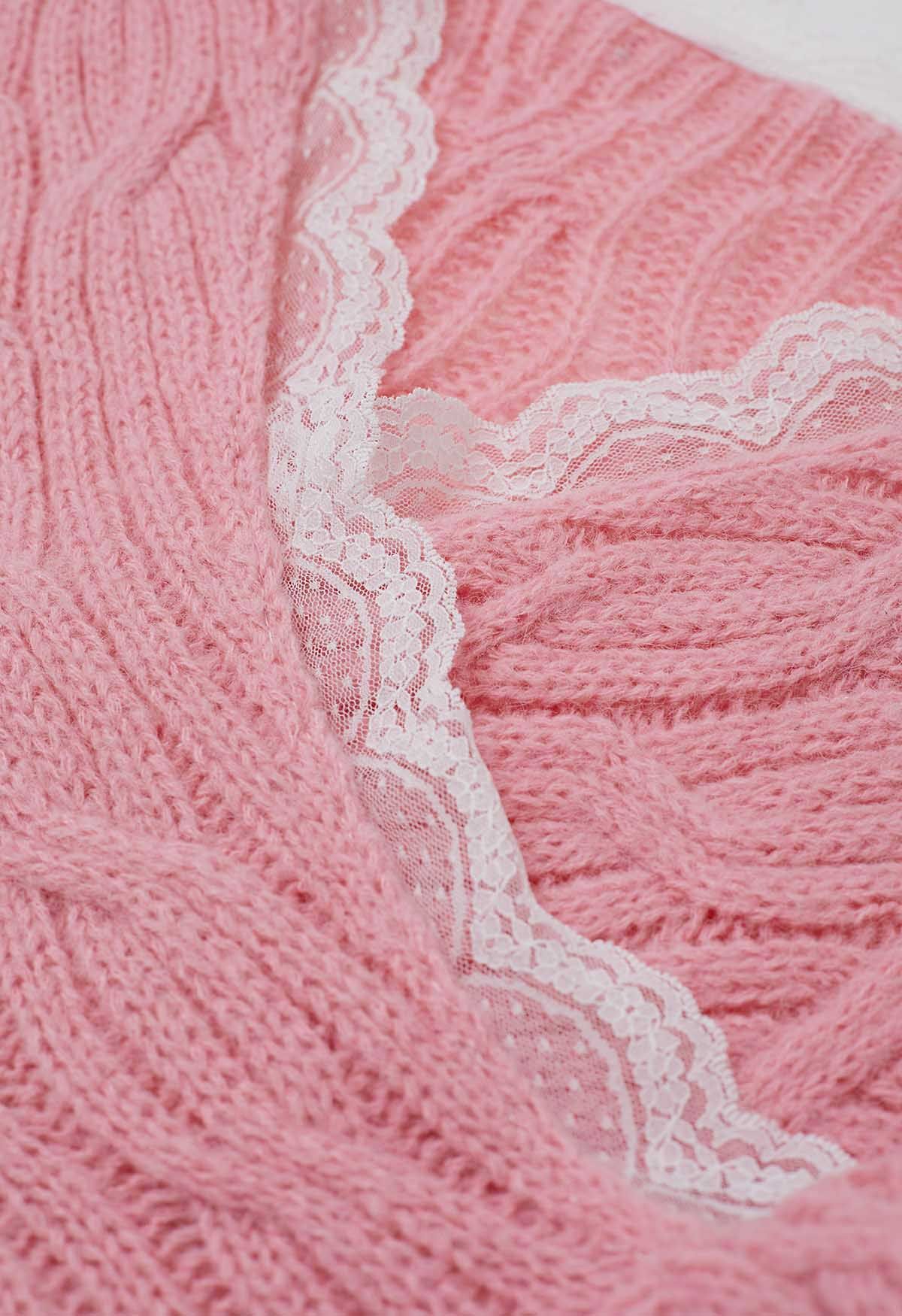 Pull en maille torsadée croisée avec bordure en dentelle en rose