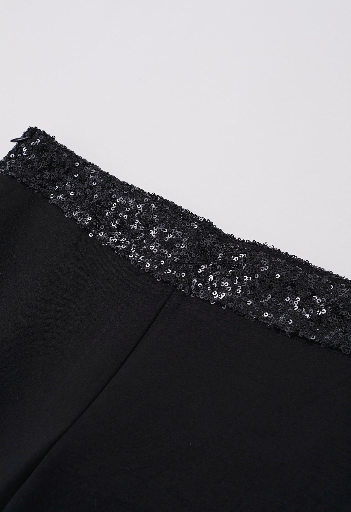 Pantalon coupe droite à taille accentuée de sequins en noir