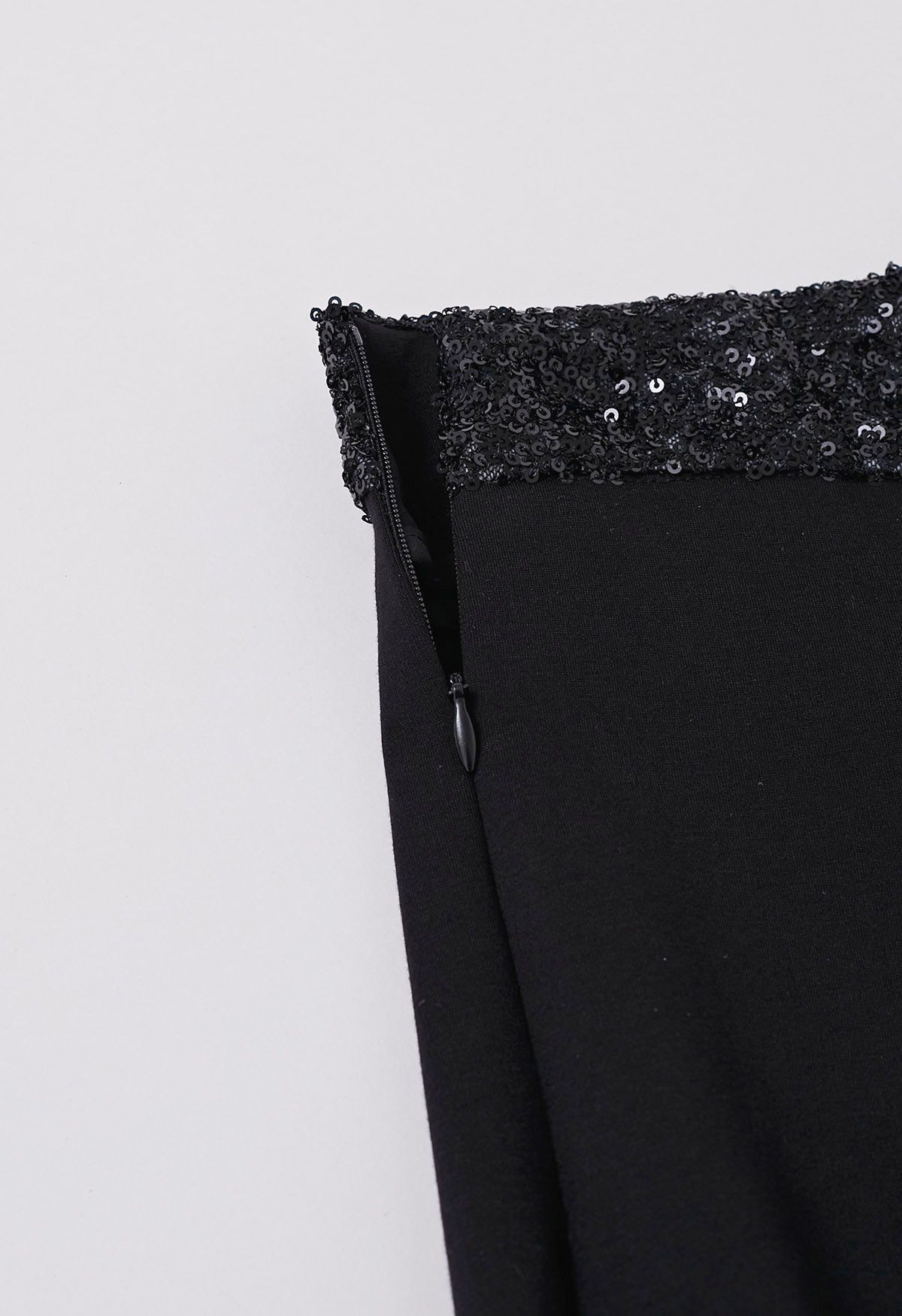 Pantalon coupe droite à taille accentuée de sequins en noir