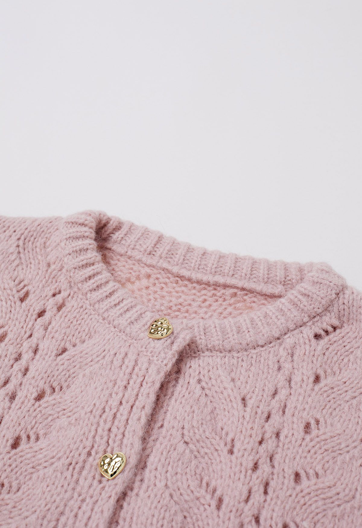 Cardigan court en maille ajourée à boutons en forme de cœur en rose