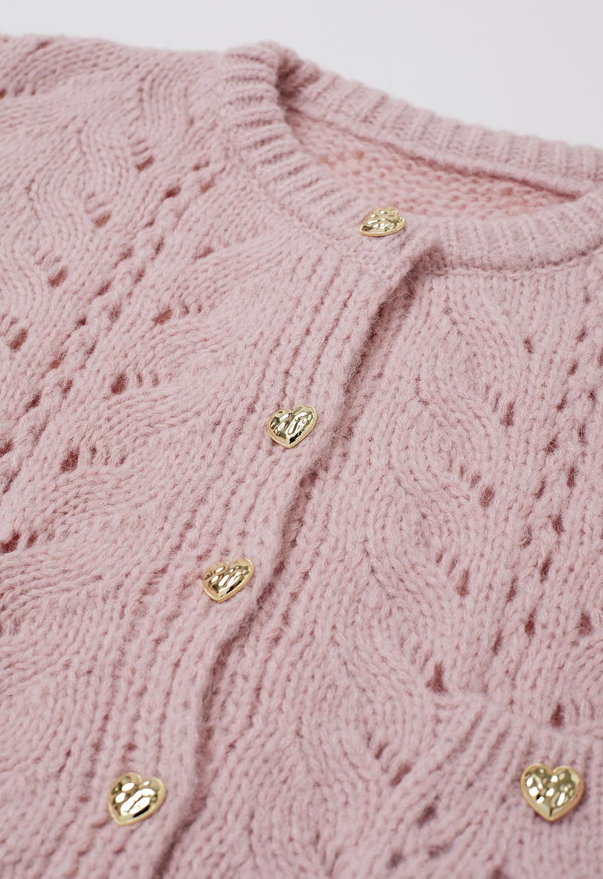 Cardigan court en maille ajourée à boutons en forme de cœur en rose