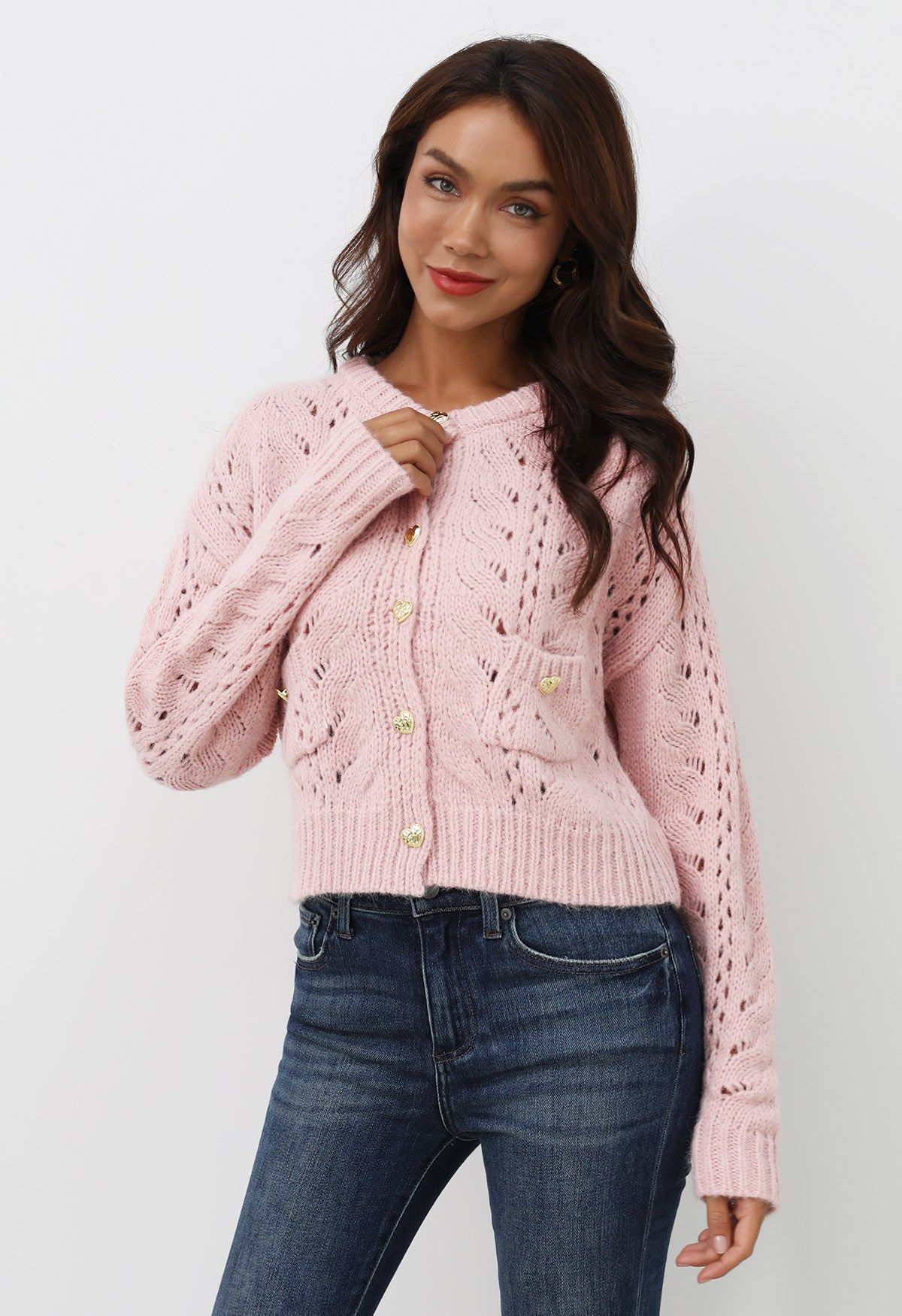 Cardigan court en maille ajourée à boutons en forme de cœur en rose