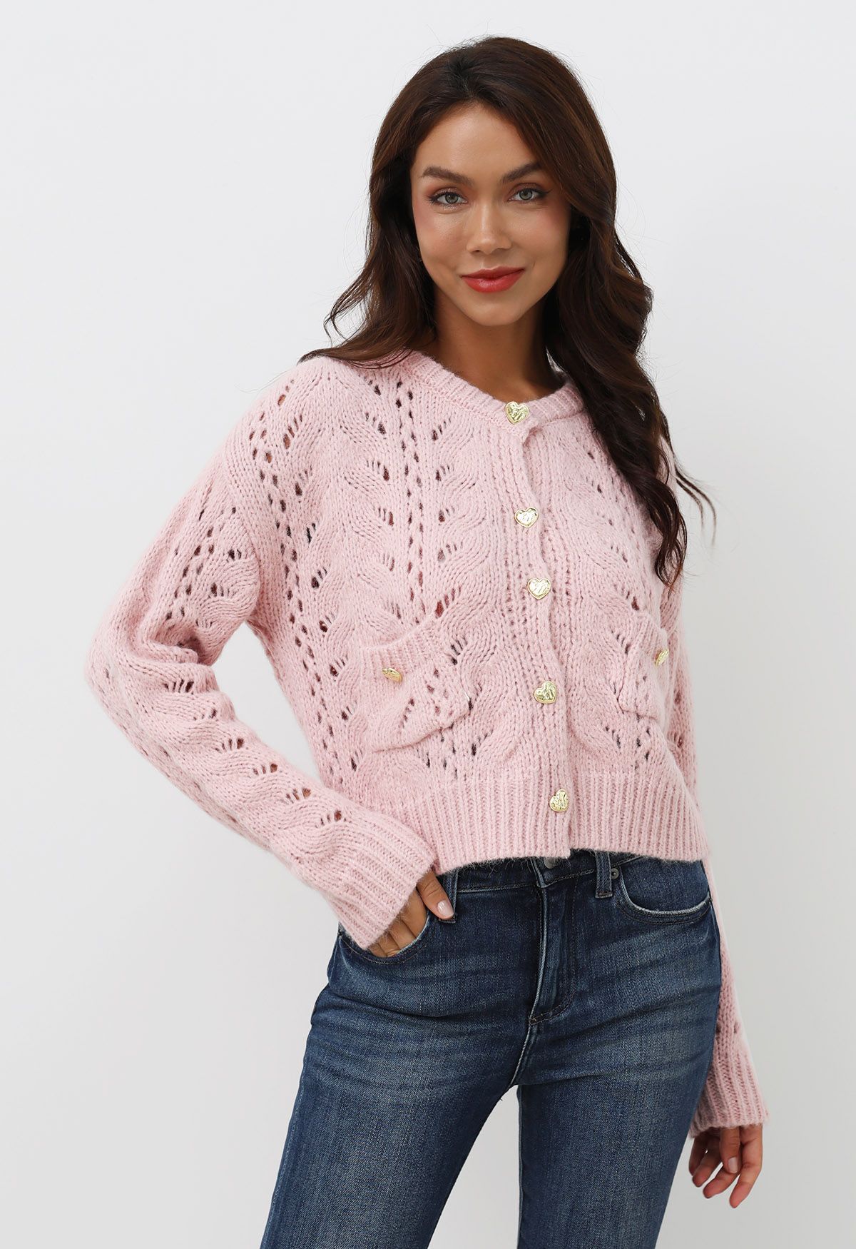 Cardigan court en maille ajourée à boutons en forme de cœur en rose