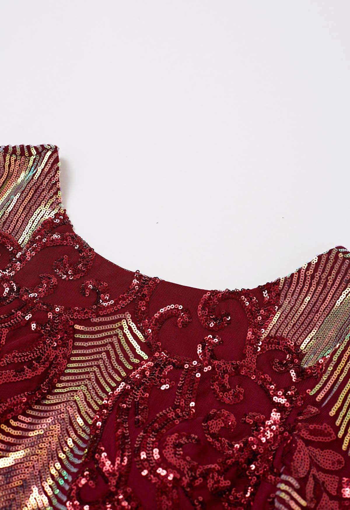 Robe moulante à paillettes éblouissantes et bordure en plumes de vigne en rouge