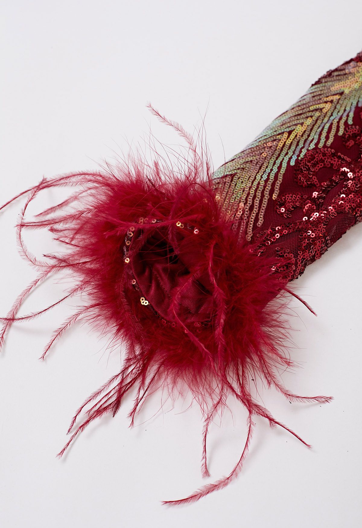 Robe moulante à paillettes éblouissantes et bordure en plumes de vigne en rouge