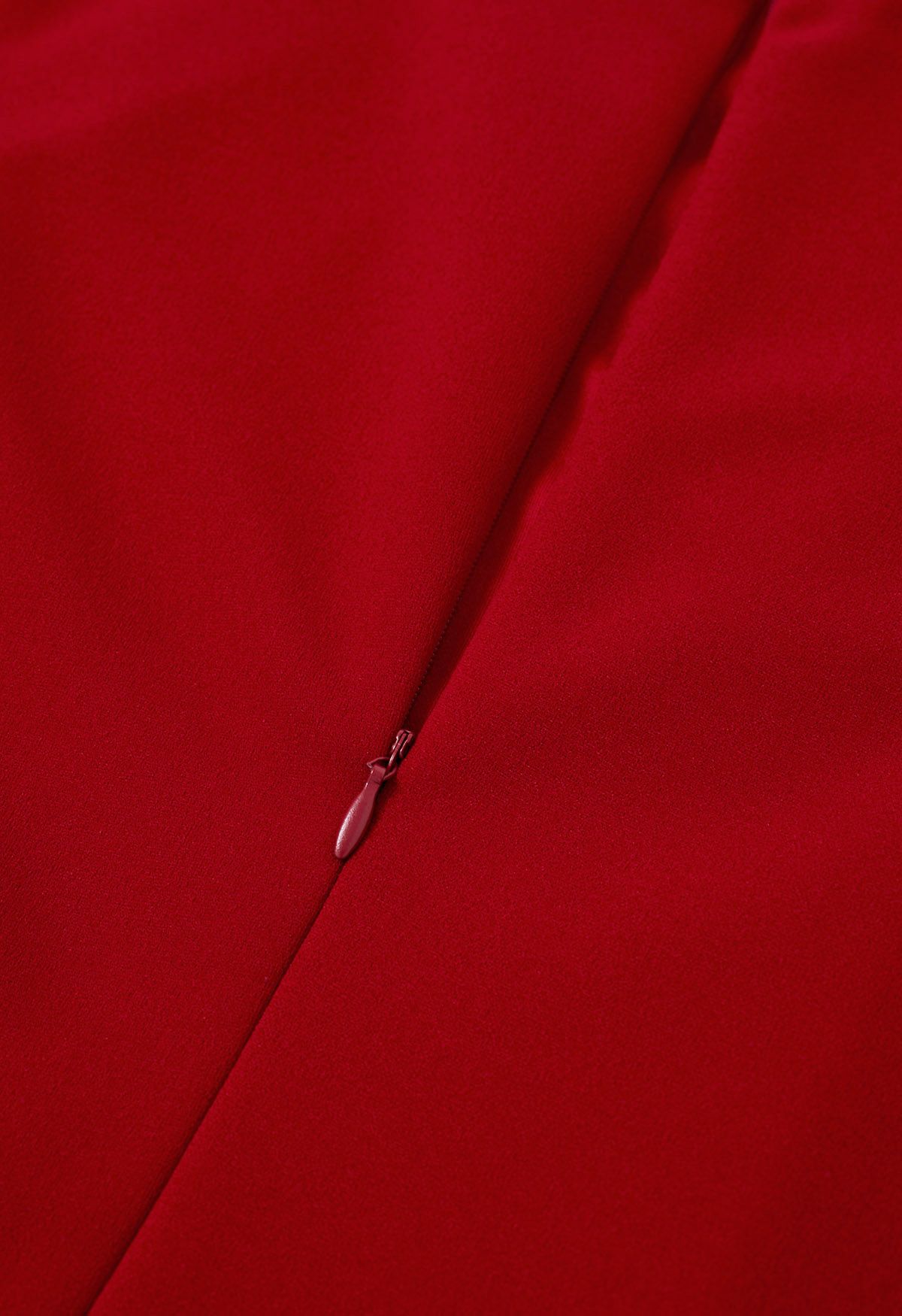 Mini-robe tulipe froncée à volants sur le côté en rouge