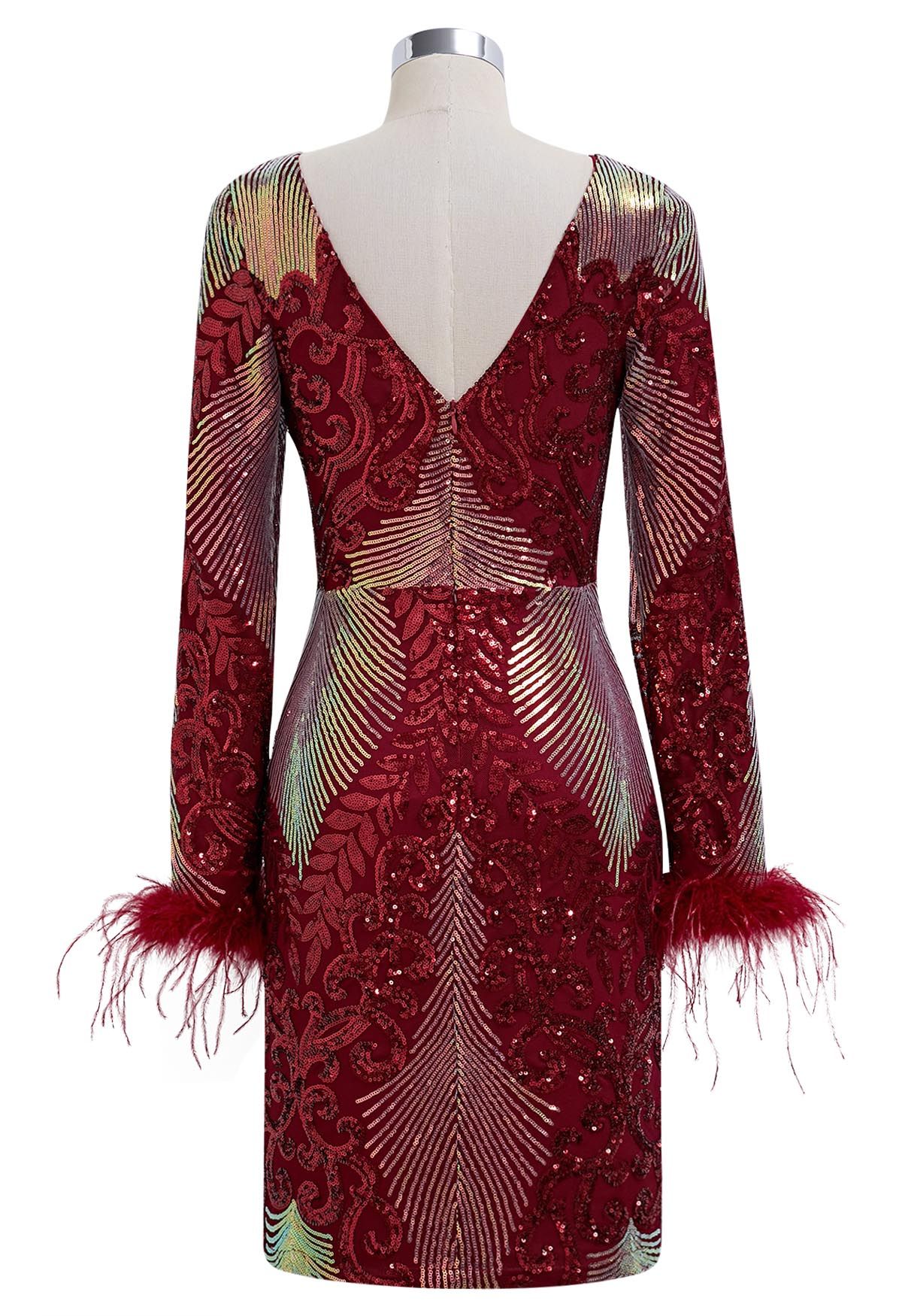 Robe moulante à paillettes éblouissantes et bordure en plumes de vigne en rouge