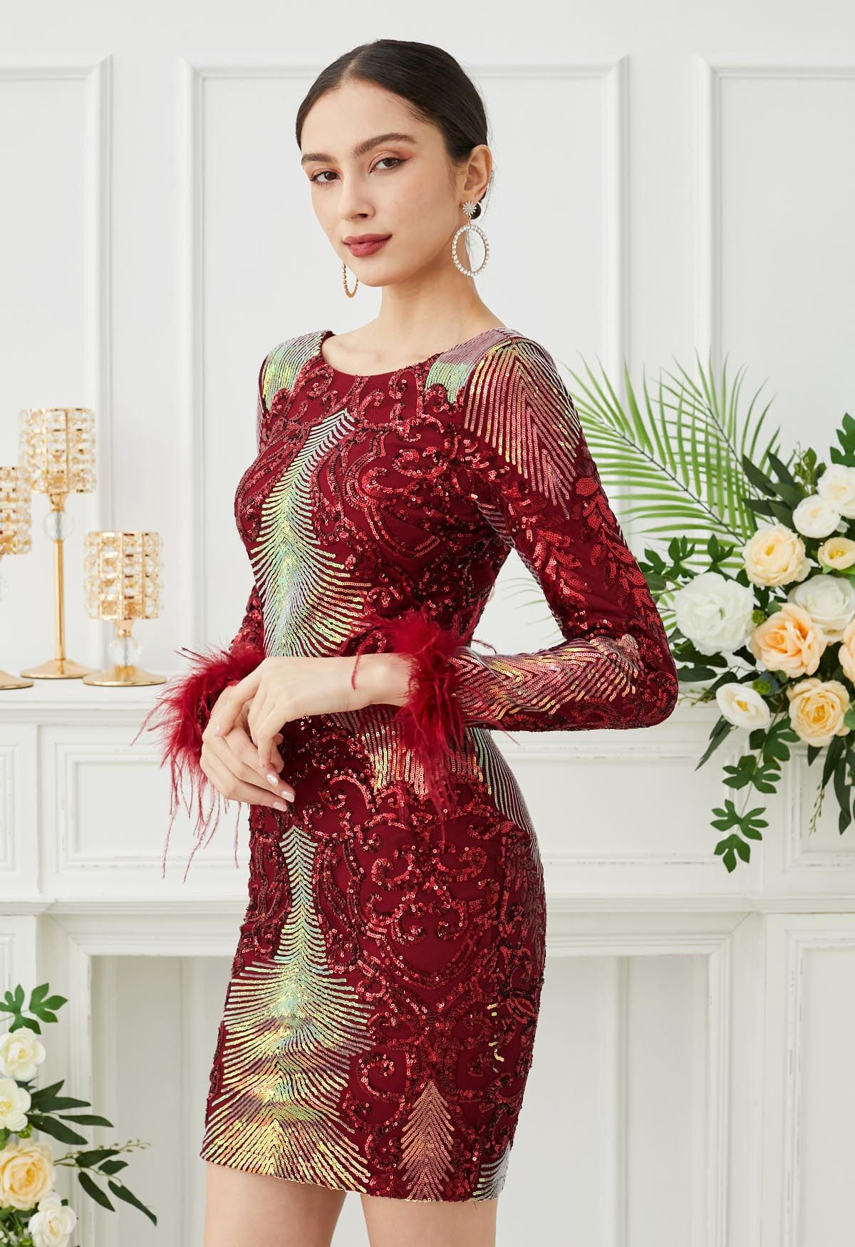 Robe moulante à paillettes éblouissantes et bordure en plumes de vigne en rouge