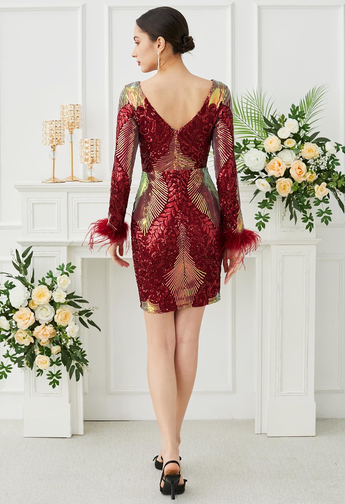 Robe moulante à paillettes éblouissantes et bordure en plumes de vigne en rouge