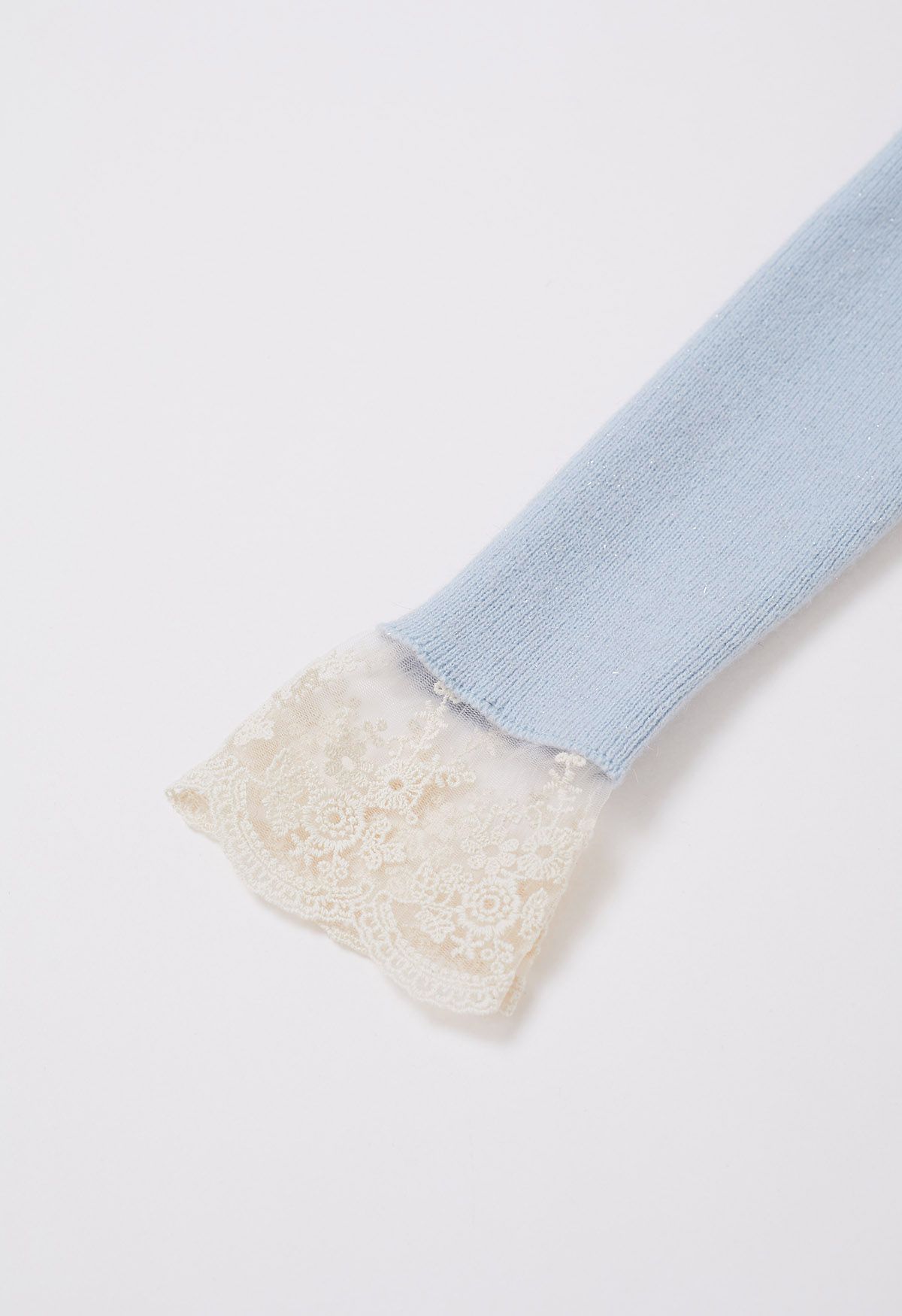 Haut en tricot à revers en dentelle et nœud délicat en bleu bébé