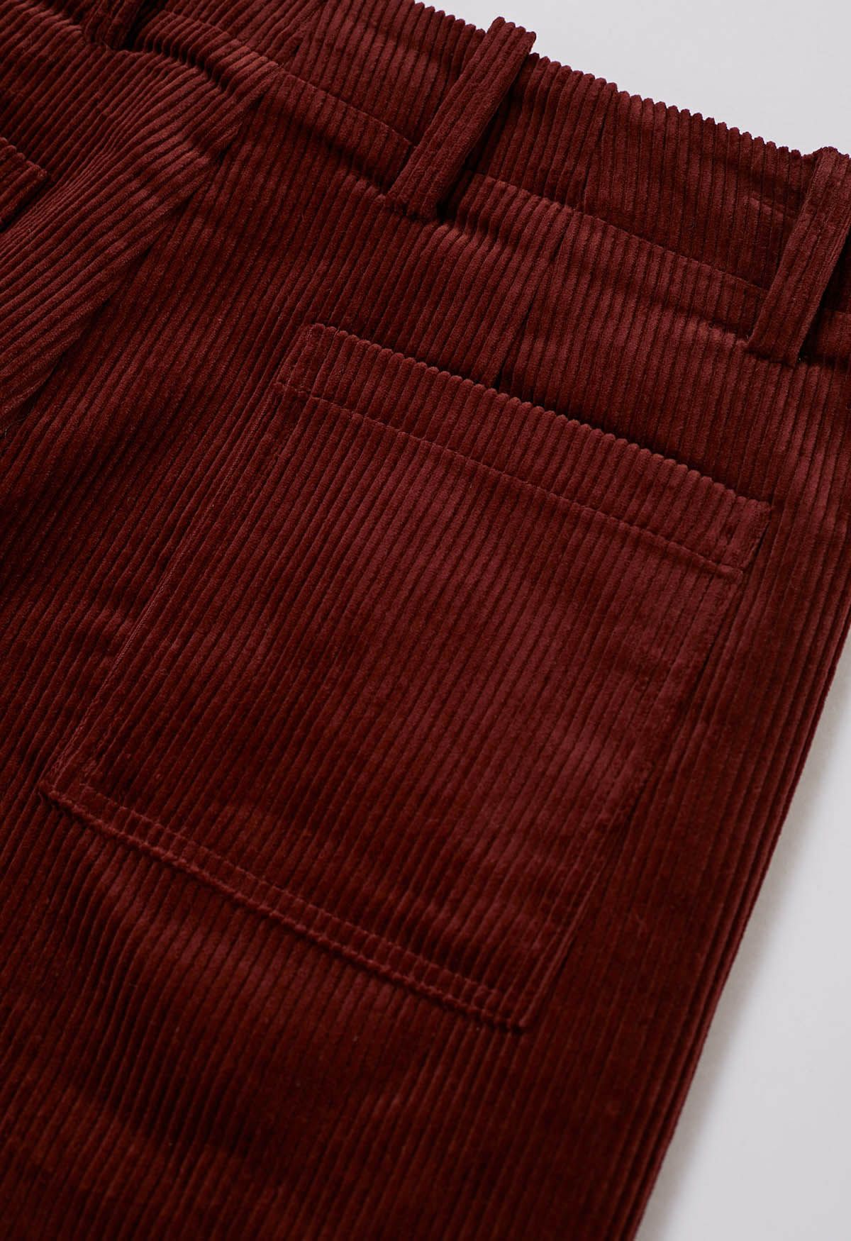 Pantalon droit en velours côtelé robuste avec ceinture en bordeaux