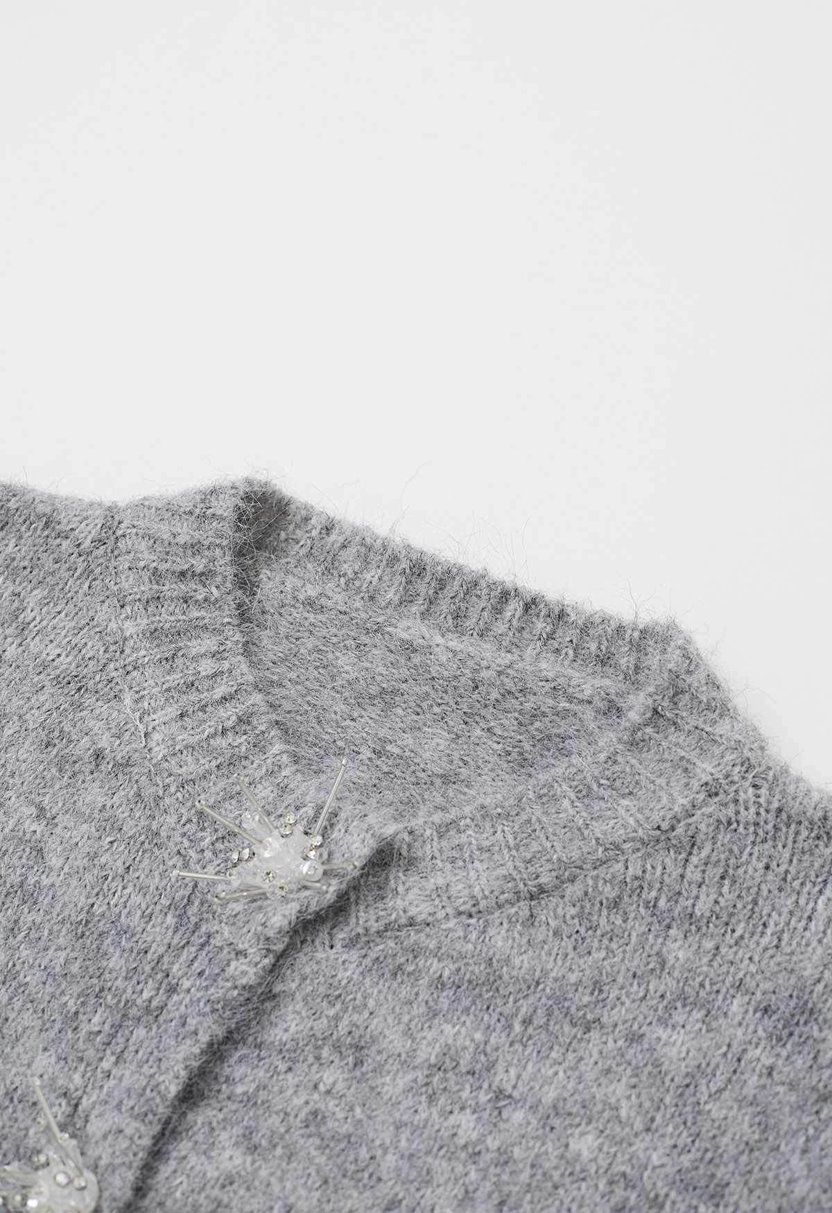 Cardigan en tricot pelucheux à boutons-pression et strass en forme d'étoile en gris