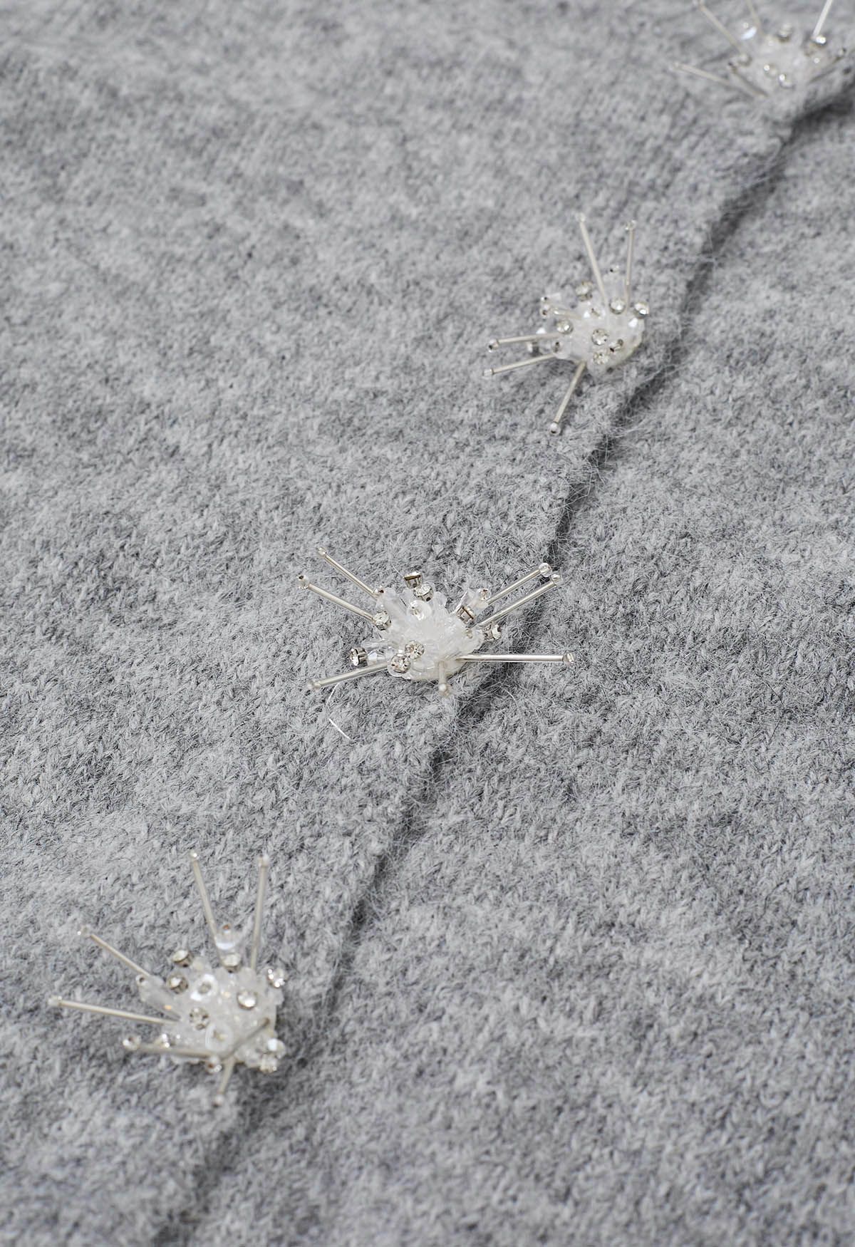 Cardigan en tricot pelucheux à boutons-pression et strass en forme d'étoile en gris