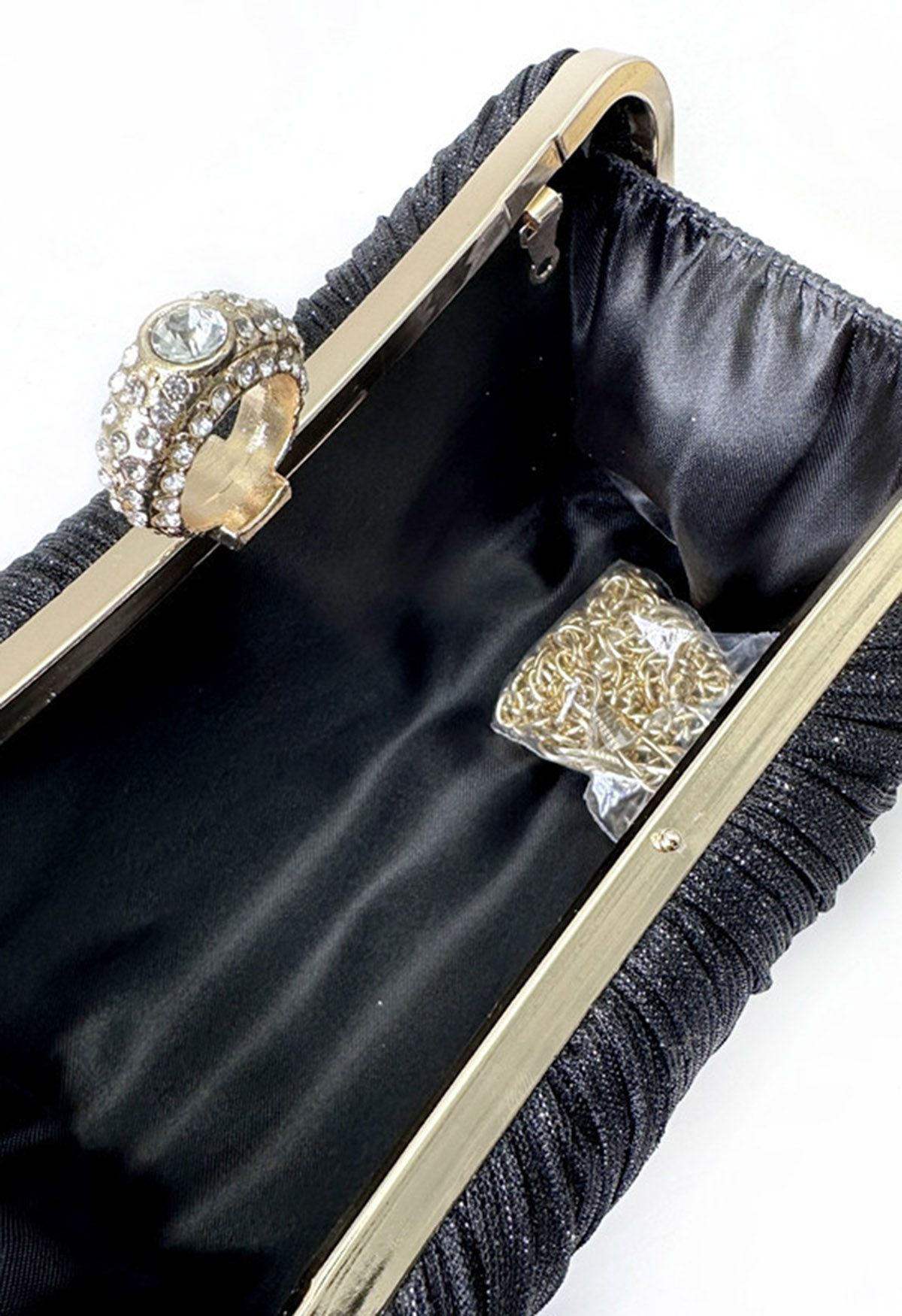 Pochette plissée ornée de strass en noir