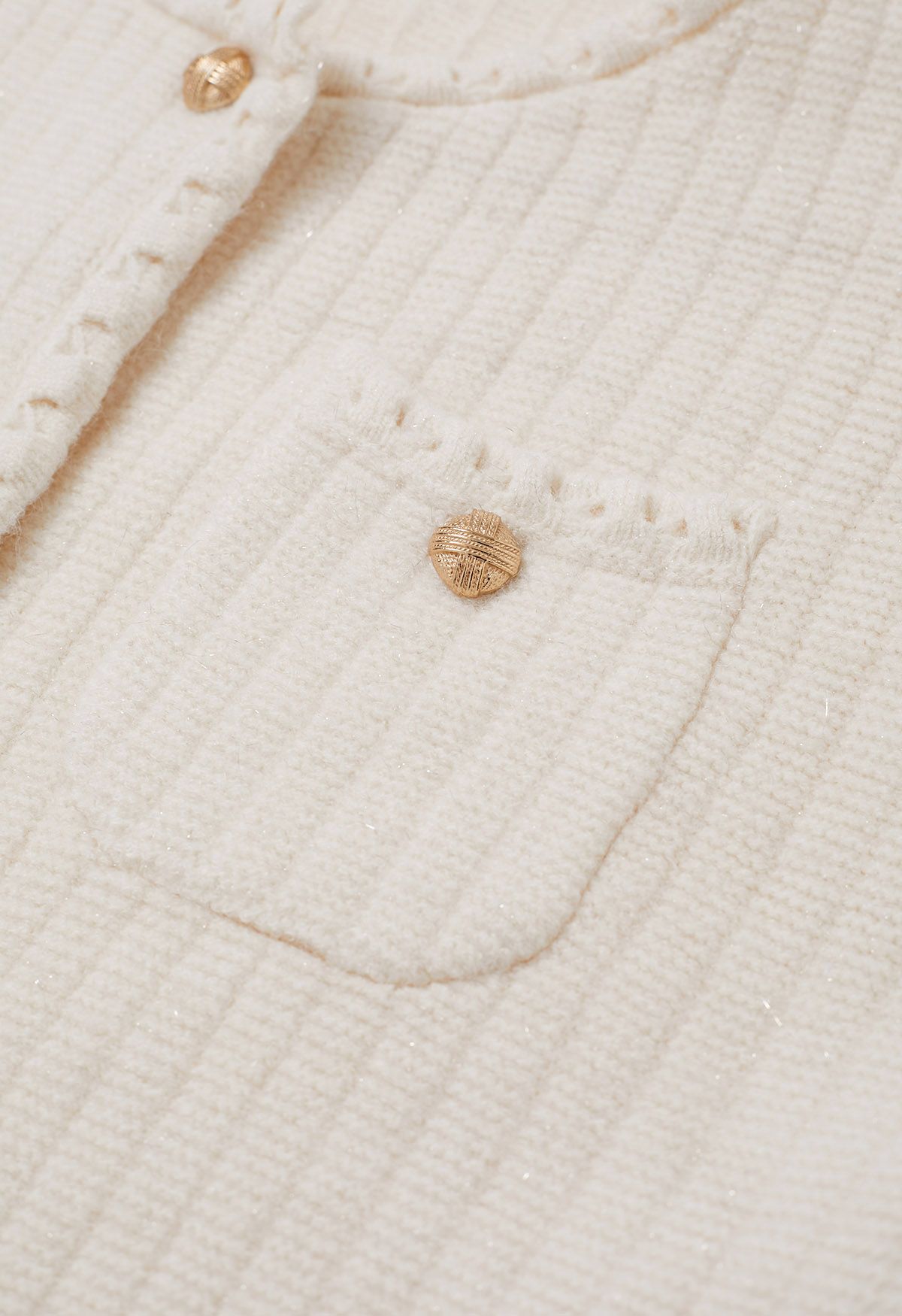 Cardigan boutonné en tricot à bordures à franges brillantes en crème