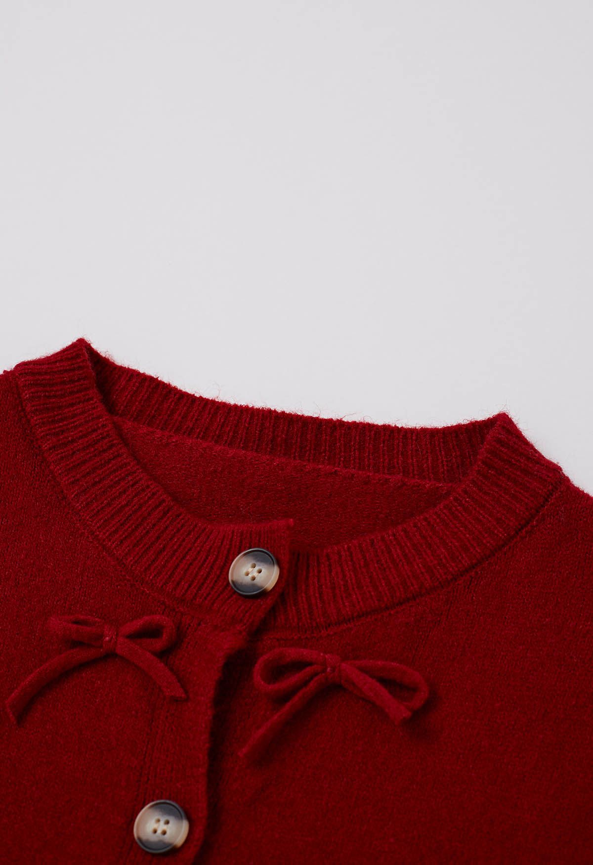 Adorable cardigan en tricot boutonné avec nœud papillon en rouge