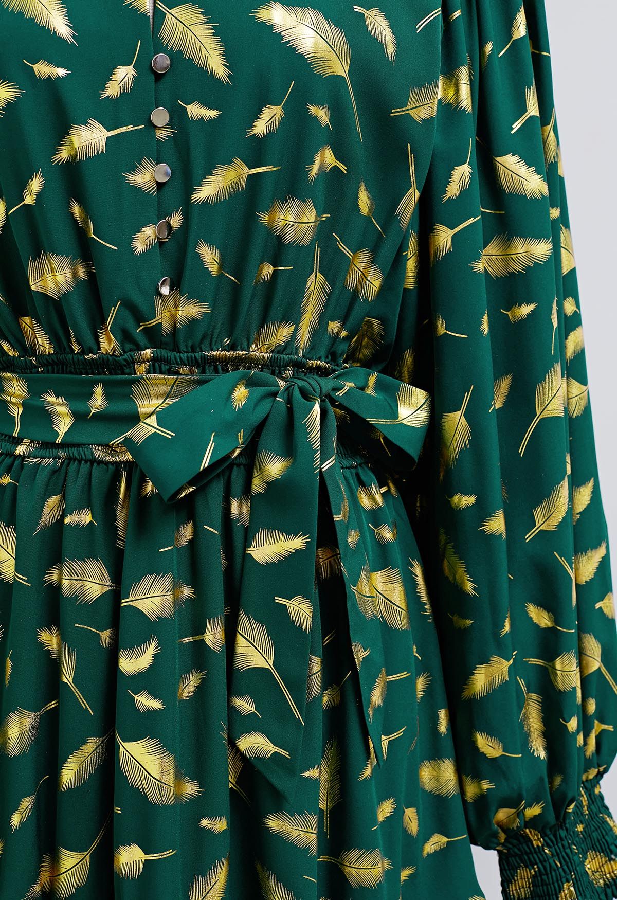 Robe courte à imprimé feuilles d'or et ceinture nouée en vert