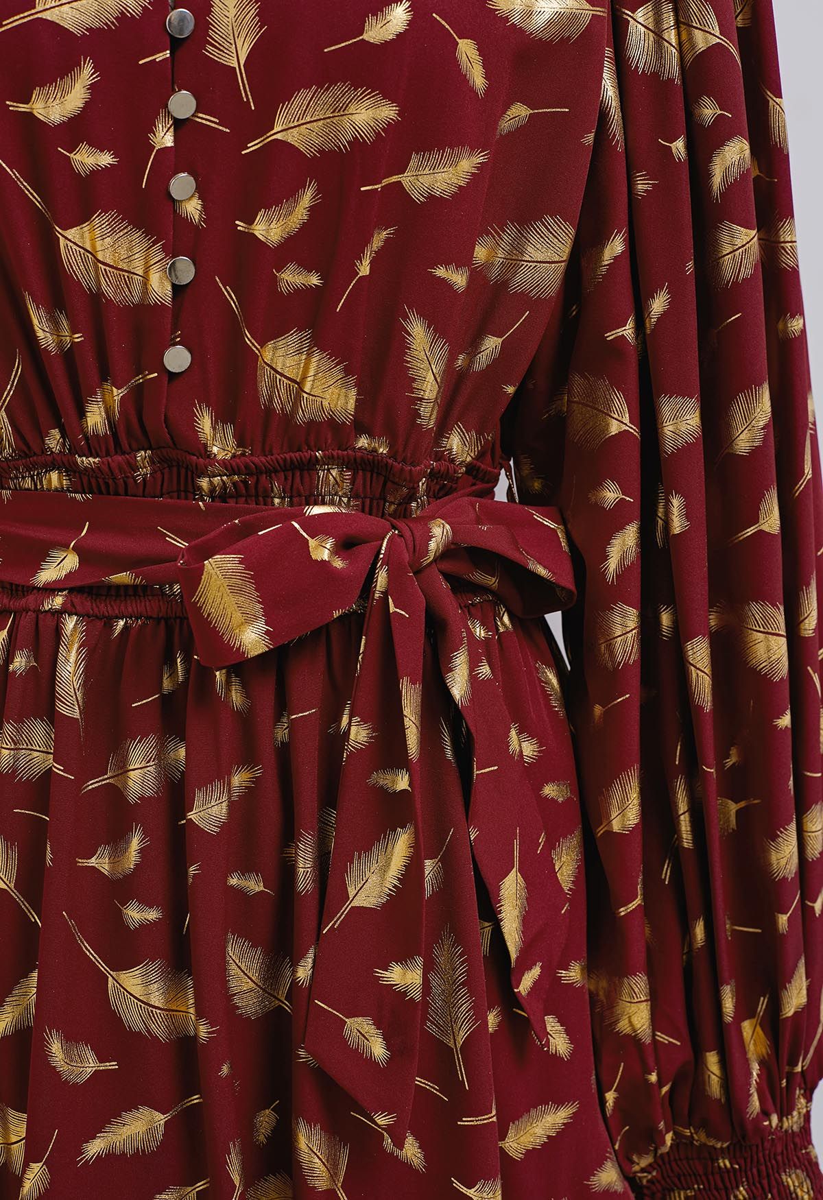 Robe courte à imprimé feuilles d'or et ceinture nouée en rouge