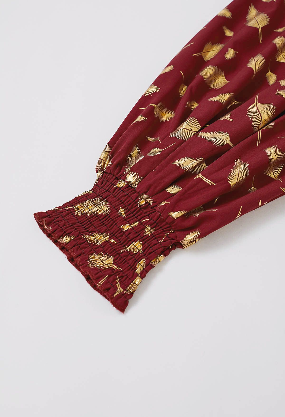 Robe courte à imprimé feuilles d'or et ceinture nouée en rouge