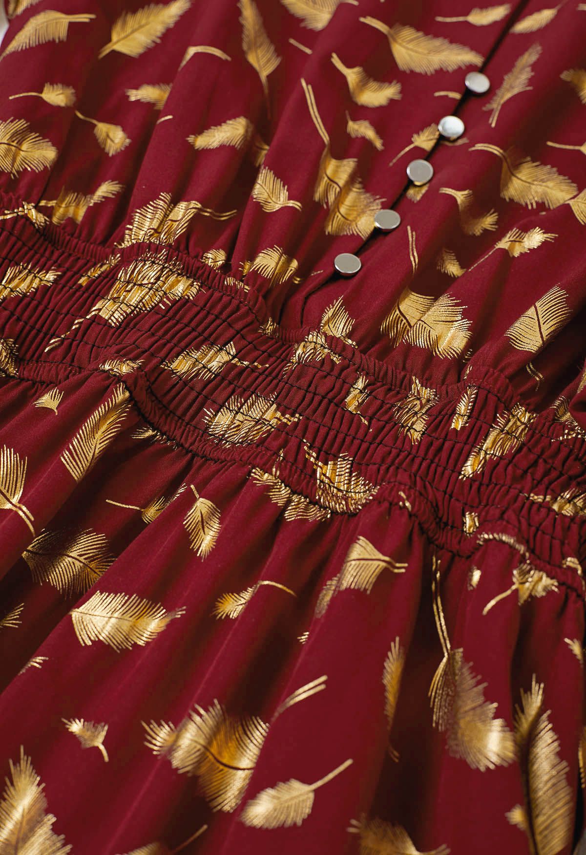 Robe courte à imprimé feuilles d'or et ceinture nouée en rouge