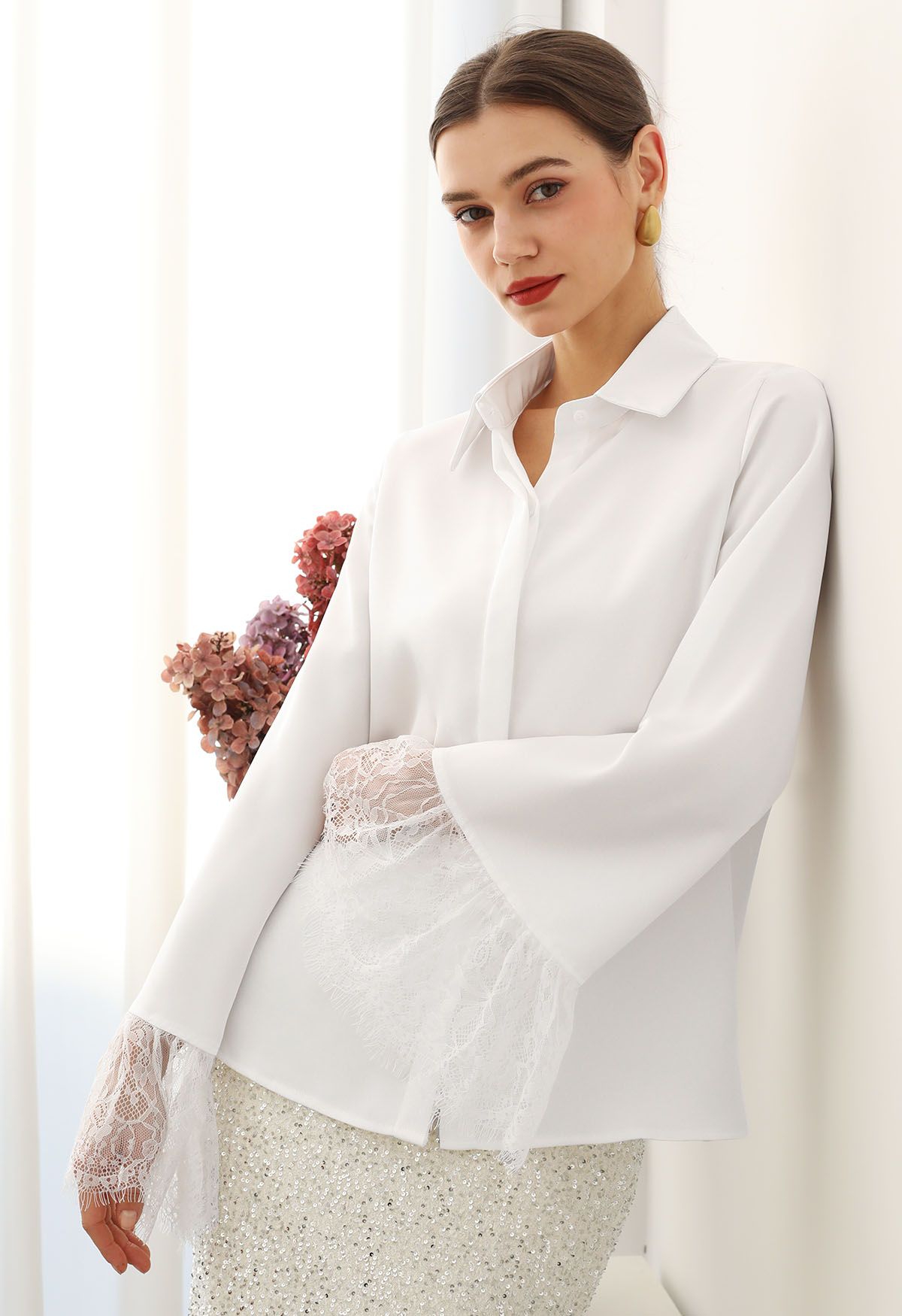 Chemise en satin à manches cloche et poignets en dentelle en blanc