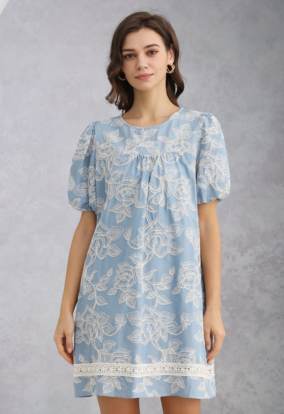 Robe Dolly brodée de fleurs avec bordure à paillettes en bleu clair