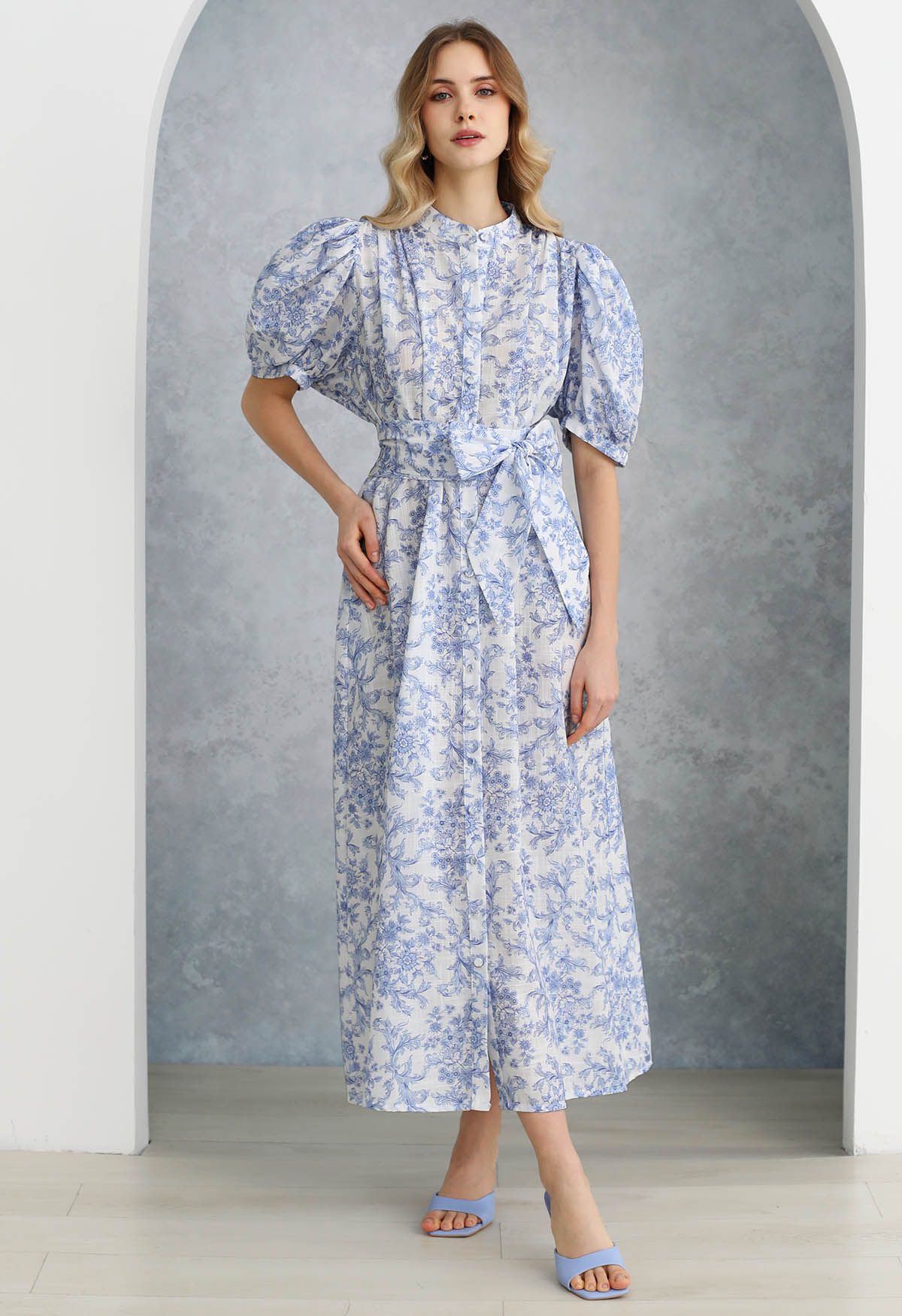 Robe boutonnée en coton à manches bouffantes et imprimé floral et vigne en bleu clair