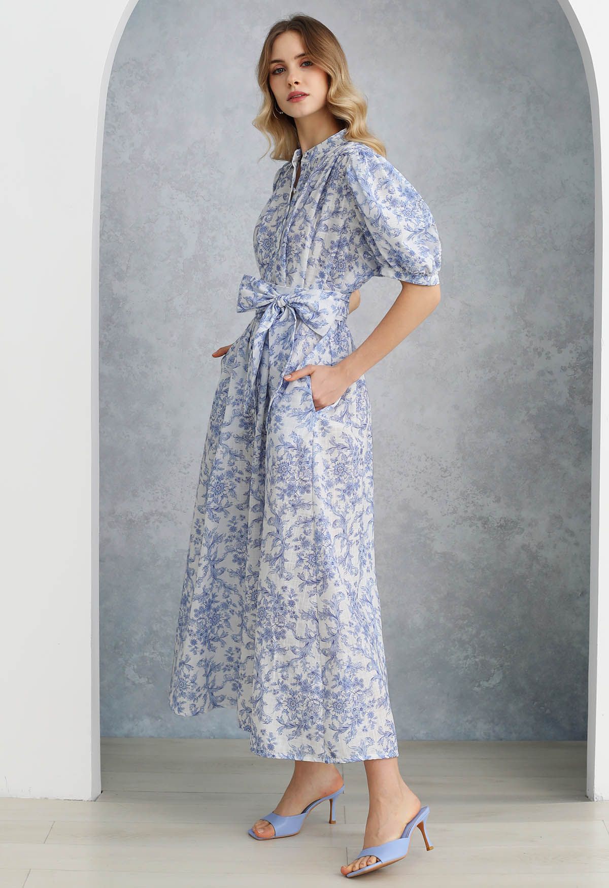 Robe boutonnée en coton à manches bouffantes et imprimé floral et vigne en bleu clair