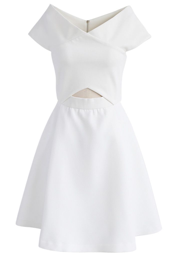 Robe concise élégante à épaules dénudées en blanc