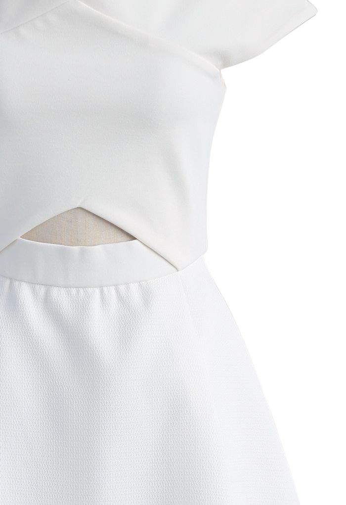 Robe concise élégante à épaules dénudées en blanc