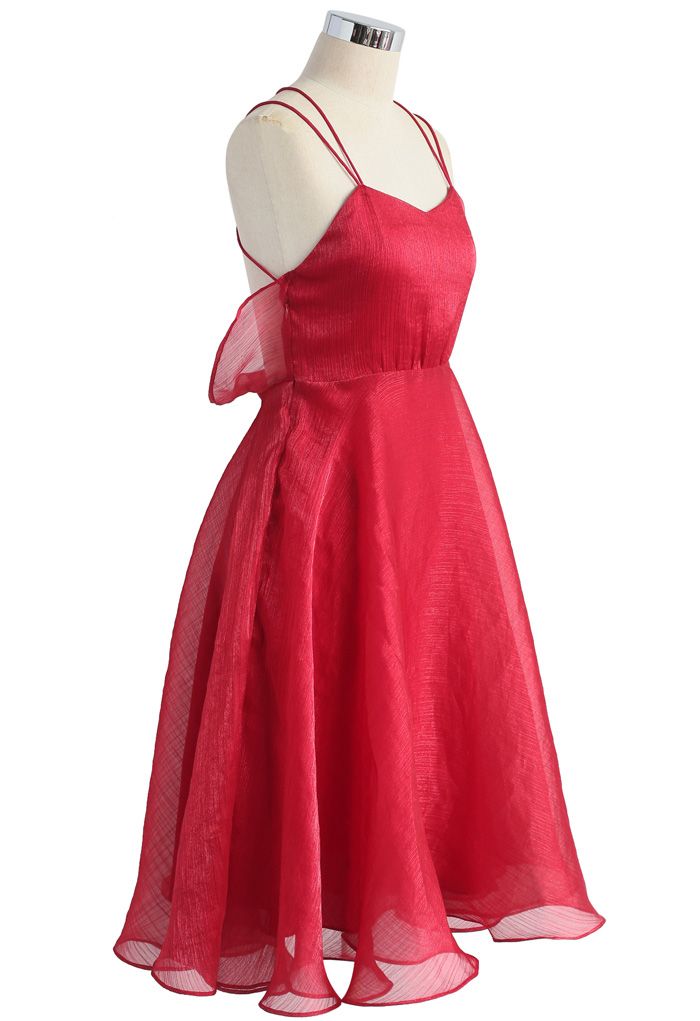Robe luxueuse à dos ouvert et à bretelles croisées en rouge