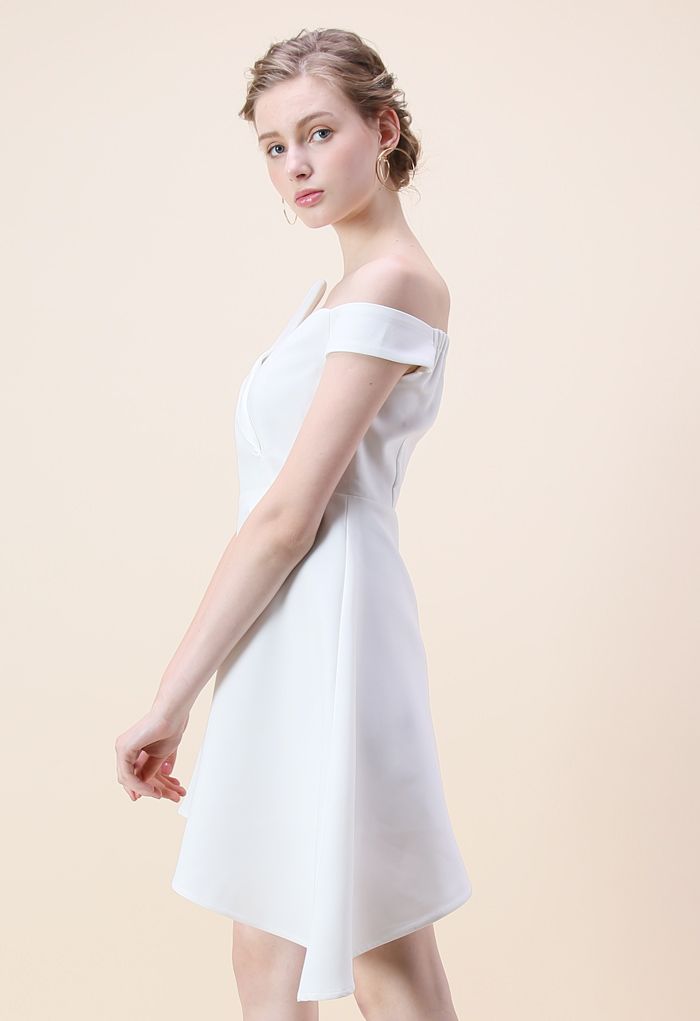 Robe asymétrique asymétrique en blanc