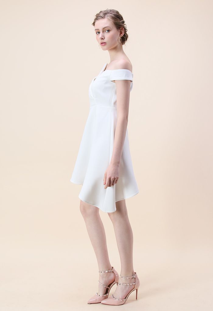 Robe asymétrique asymétrique en blanc