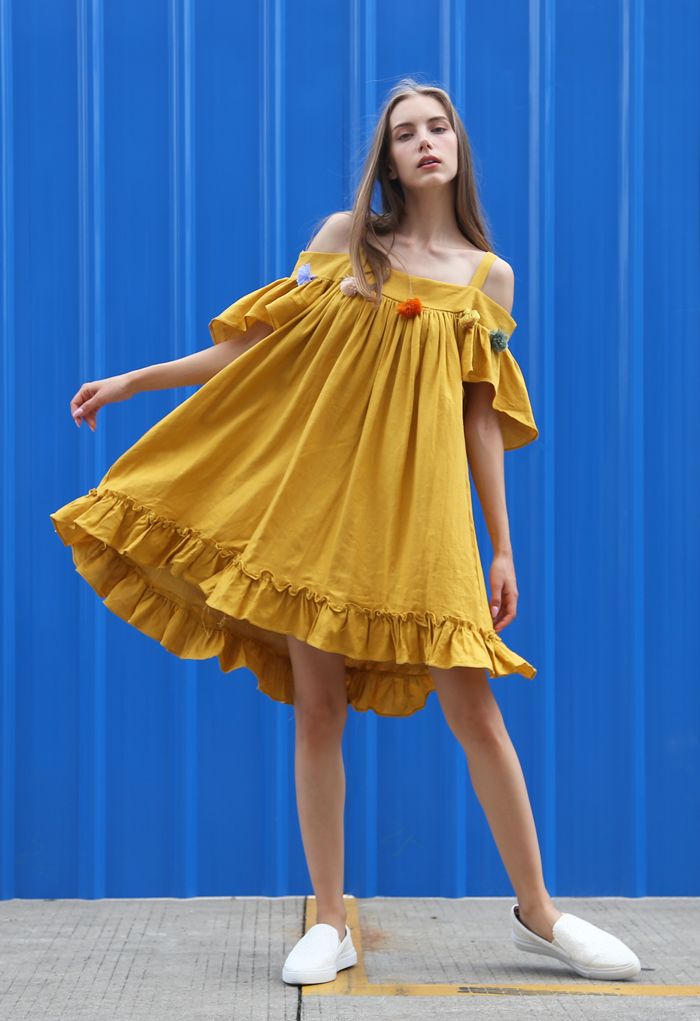 Préparez-vous à balancer la robe cami à franges en moutarde