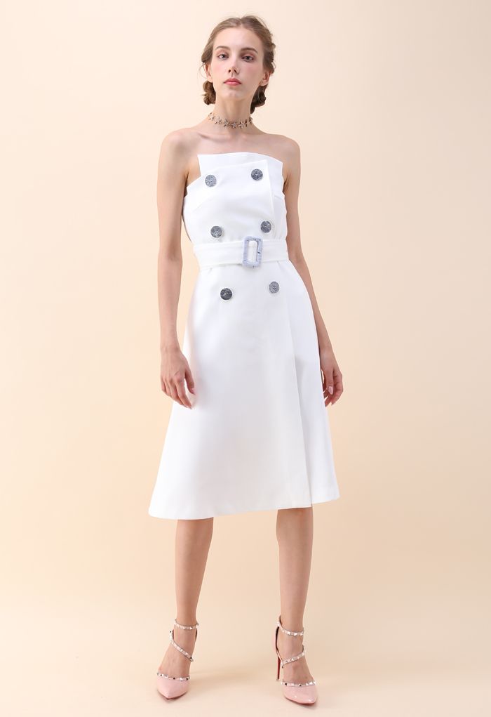 Charmante robe bustier à double boutonnage en blanc