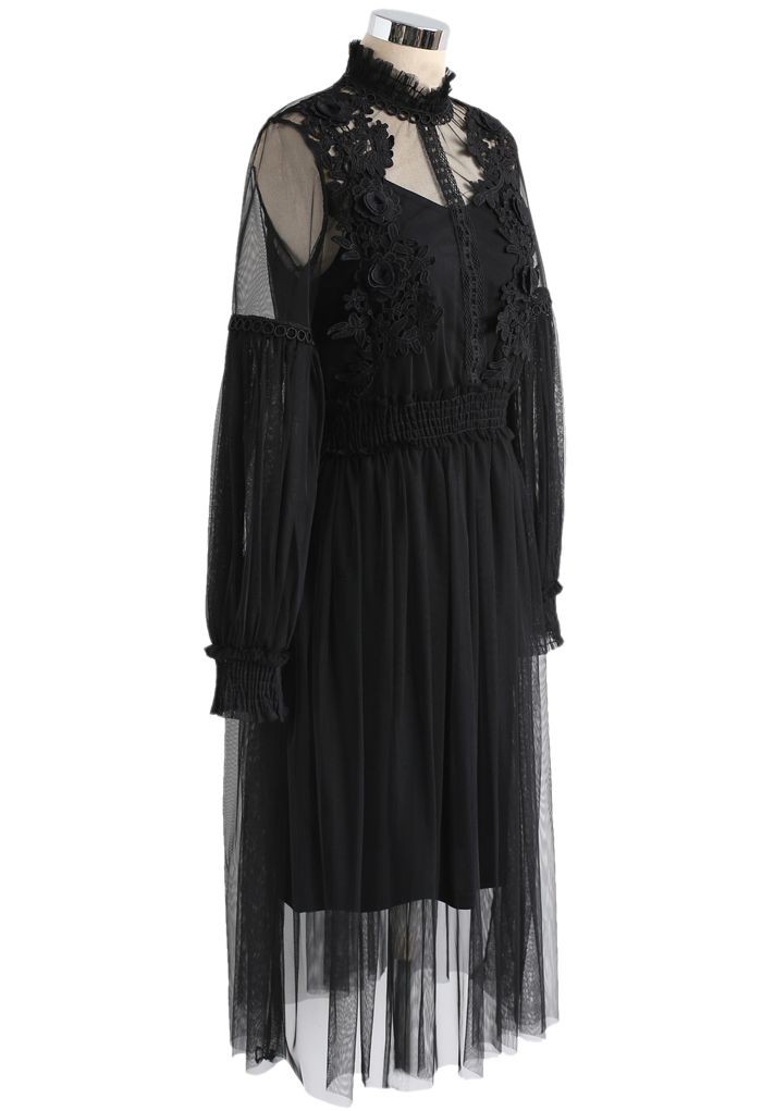 Robe en maille avec motif floral au crochet en noir