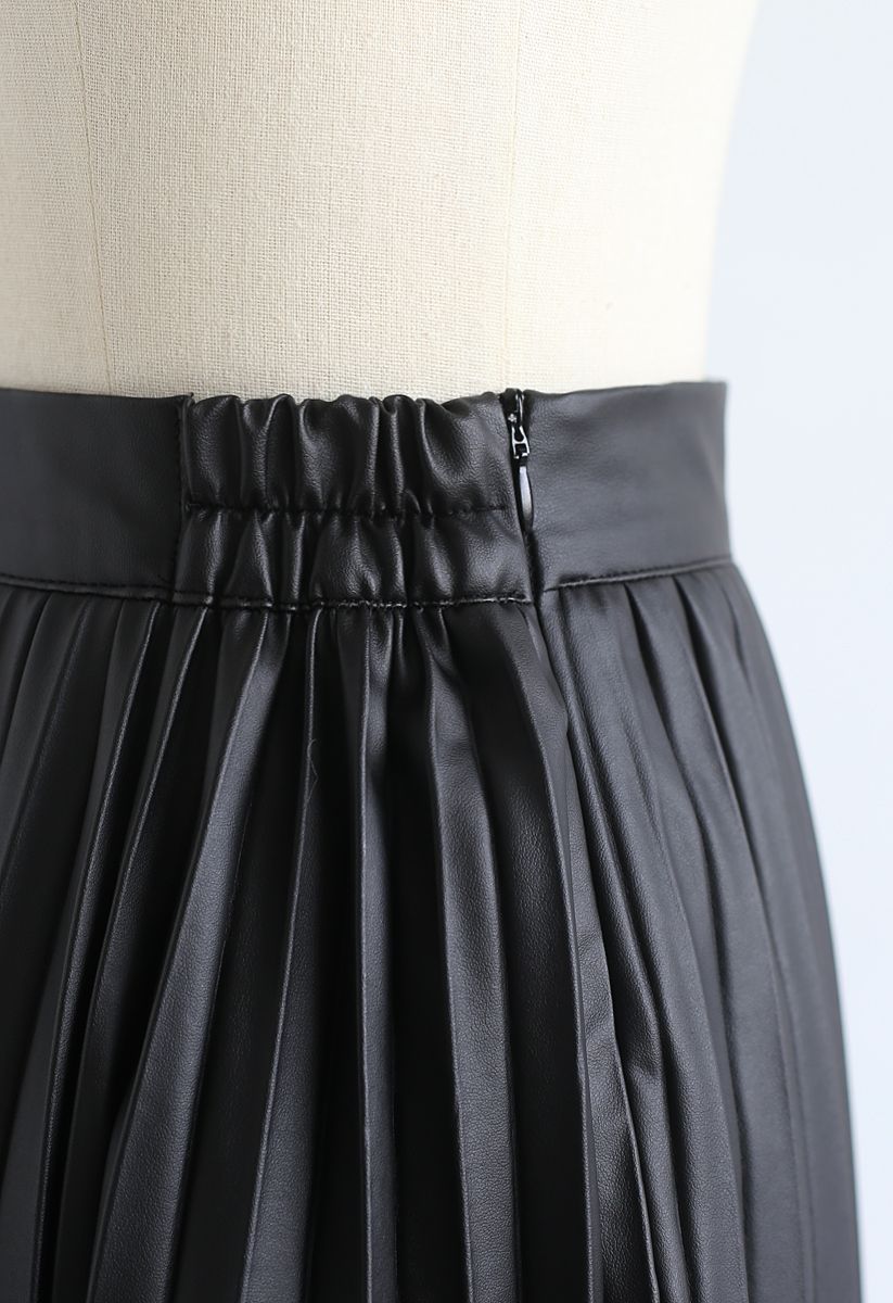 Jupe trapèze plissée en similicuir plissée brillant lustré, noir